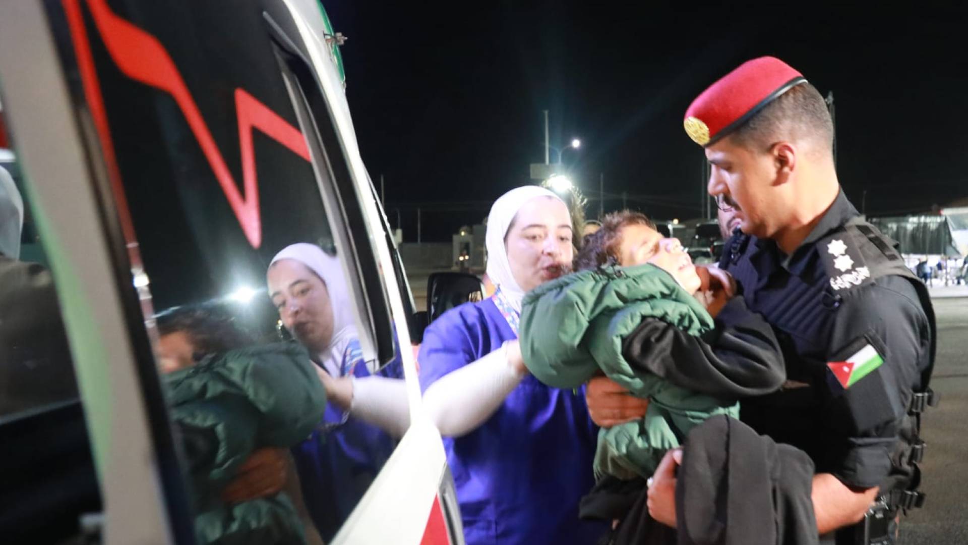 القوات المسلحة تقوم بإجلاء الدفعة الرابعة عشر من أطفال غزة المرضى للعلاج في الأردن.. فيديو وصور
