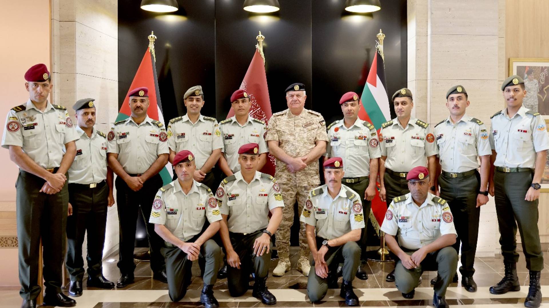 رئيس هيئة الأركان المشتركة يكرم عددا من منتسبي القوات المسلحة الأردنية