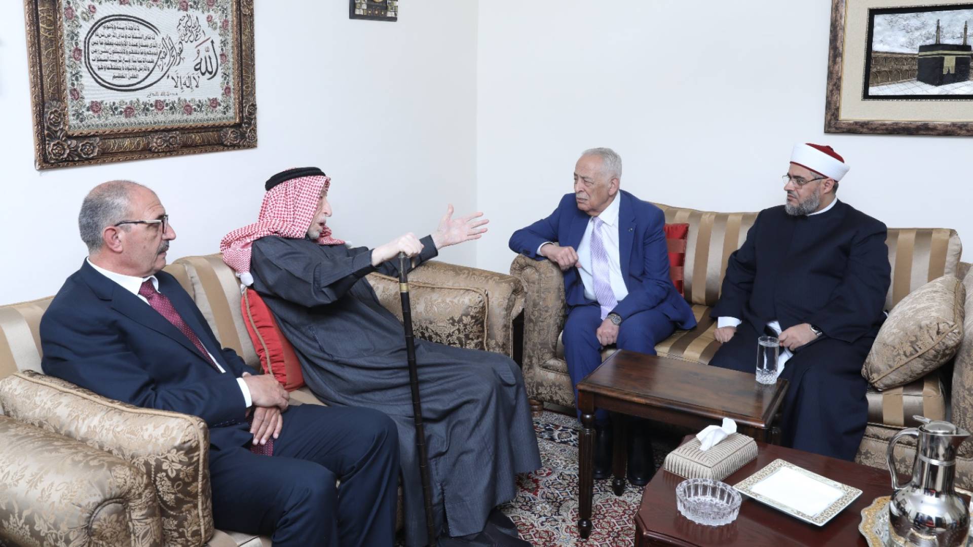 العيسوي ينقل تمنيات الملك وولي العهد للوزيرين العكور وأبو عين بتمام الصحة