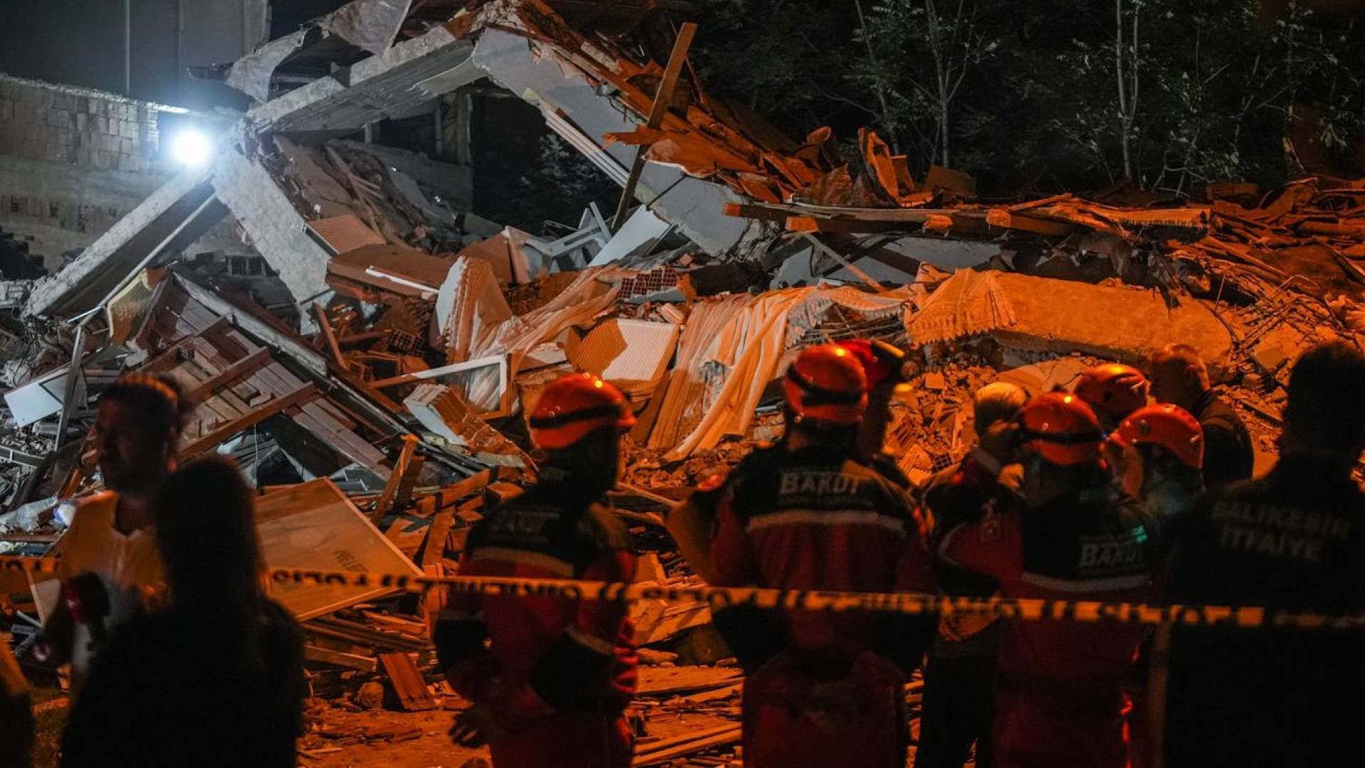 زلزال قوي يضرب غرب تركيا بقوة 6.1 درجة