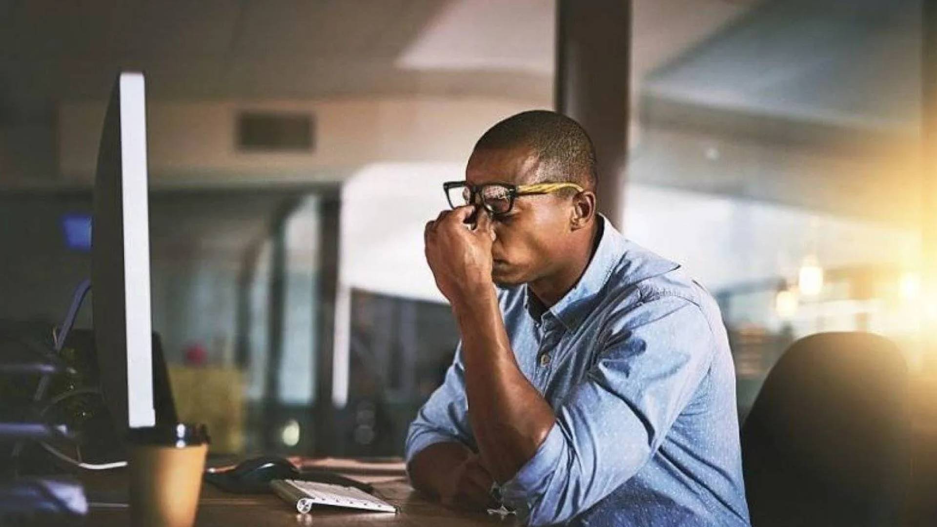 العمل ساعات طويلة.. تعبيرية