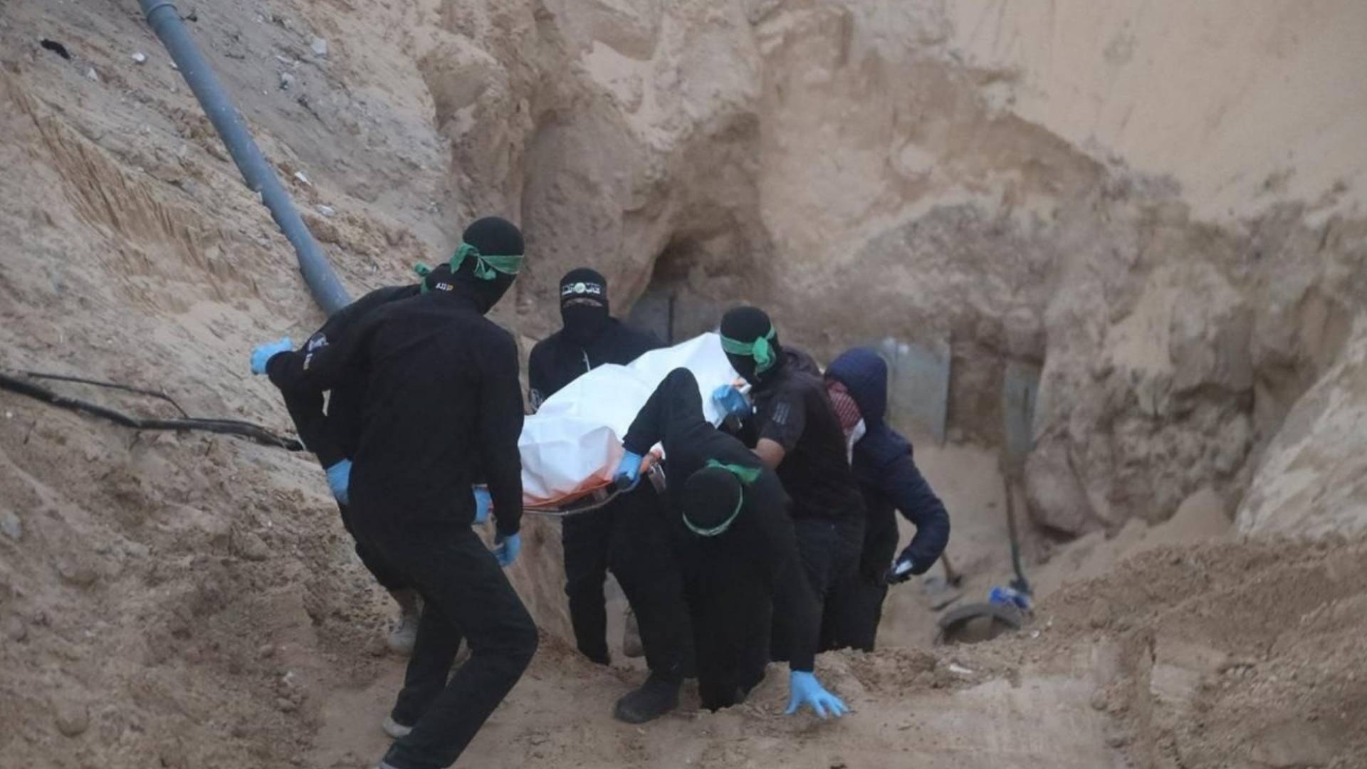 عناصر من القسام يعثرون على جثة محتجز في خان يونس