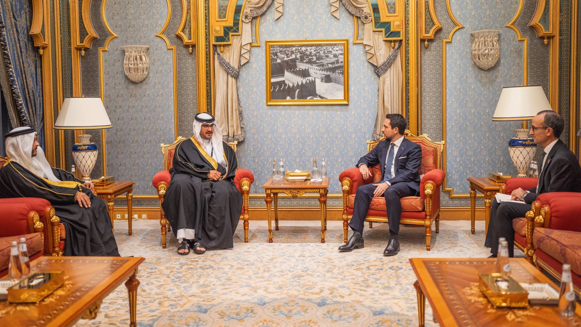 ولي العهد يلتقي رئيس الوفد البحريني المشارك بمؤتمر مبادرة مستقبل الاستثمار في الرياض - فيديو