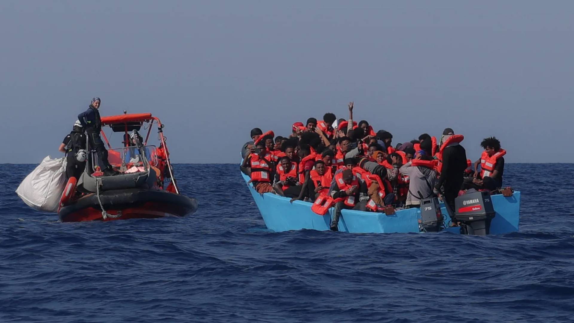 انتشال 18 جثة وإنقاذ 90 شخصا بعد انقلاب قارب مهاجرين قبالة سواحل ليبيا