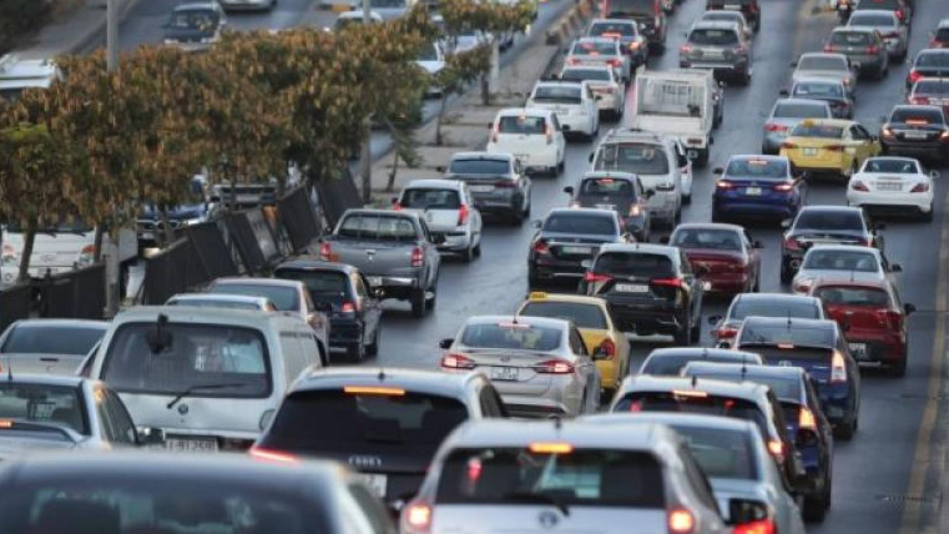 السير: كثافة مرورية خانقة أمام جامعة الزرقاء باتجاه المفرق بسبب سقوط حمولة أسمنت