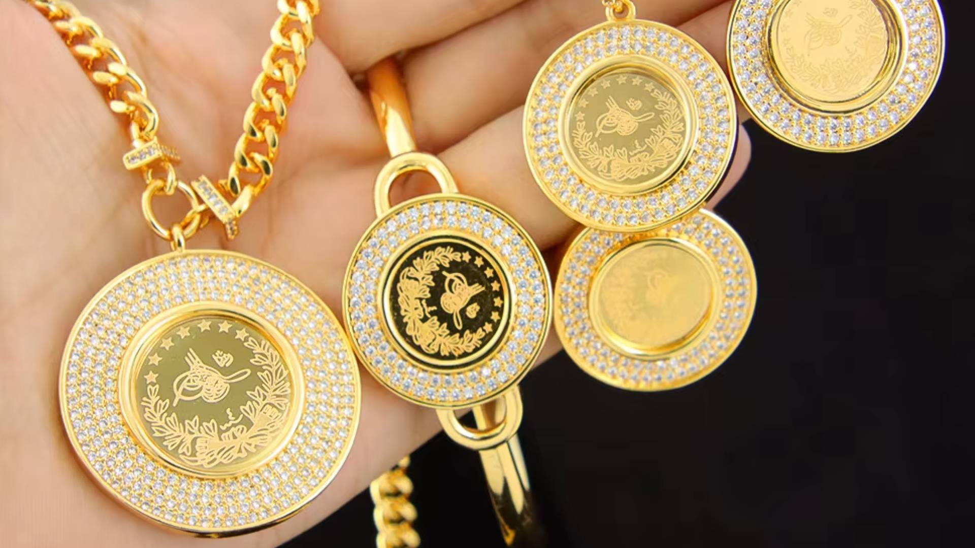 مجوهرات ذهبية