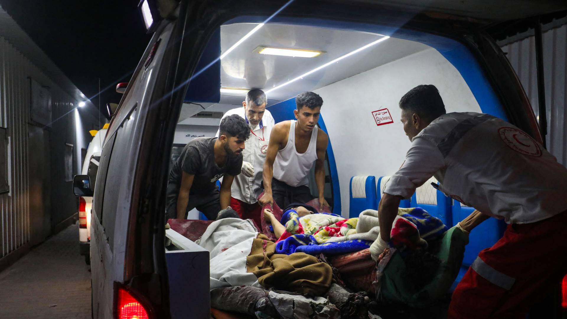 نقل مصابين الى المستشفيات جراء القصف الاسرائيلي