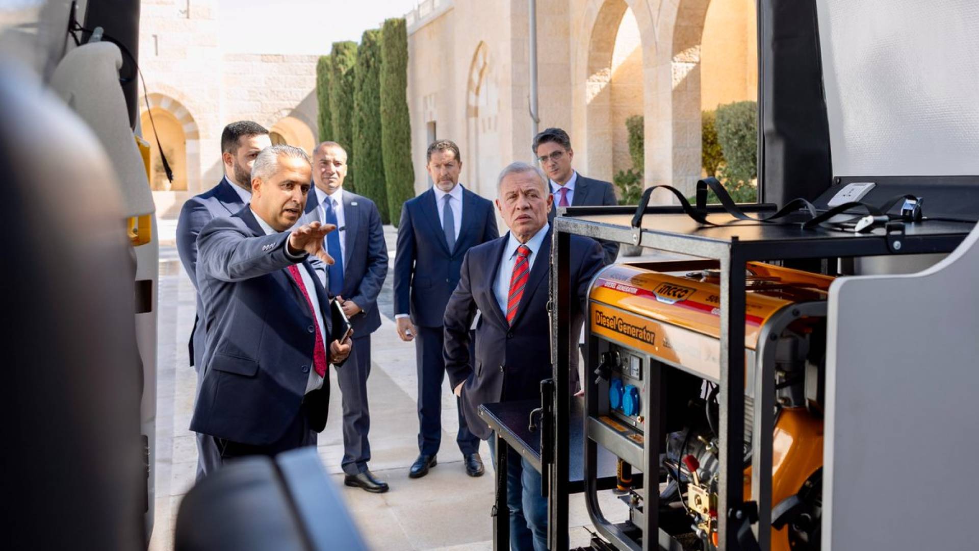 الملك يطلع على عمل وحدات دعم مبتوري الأطراف المتنقلة التابعة لجمعية "استعادة الأمل" الأردنية.. فيديو