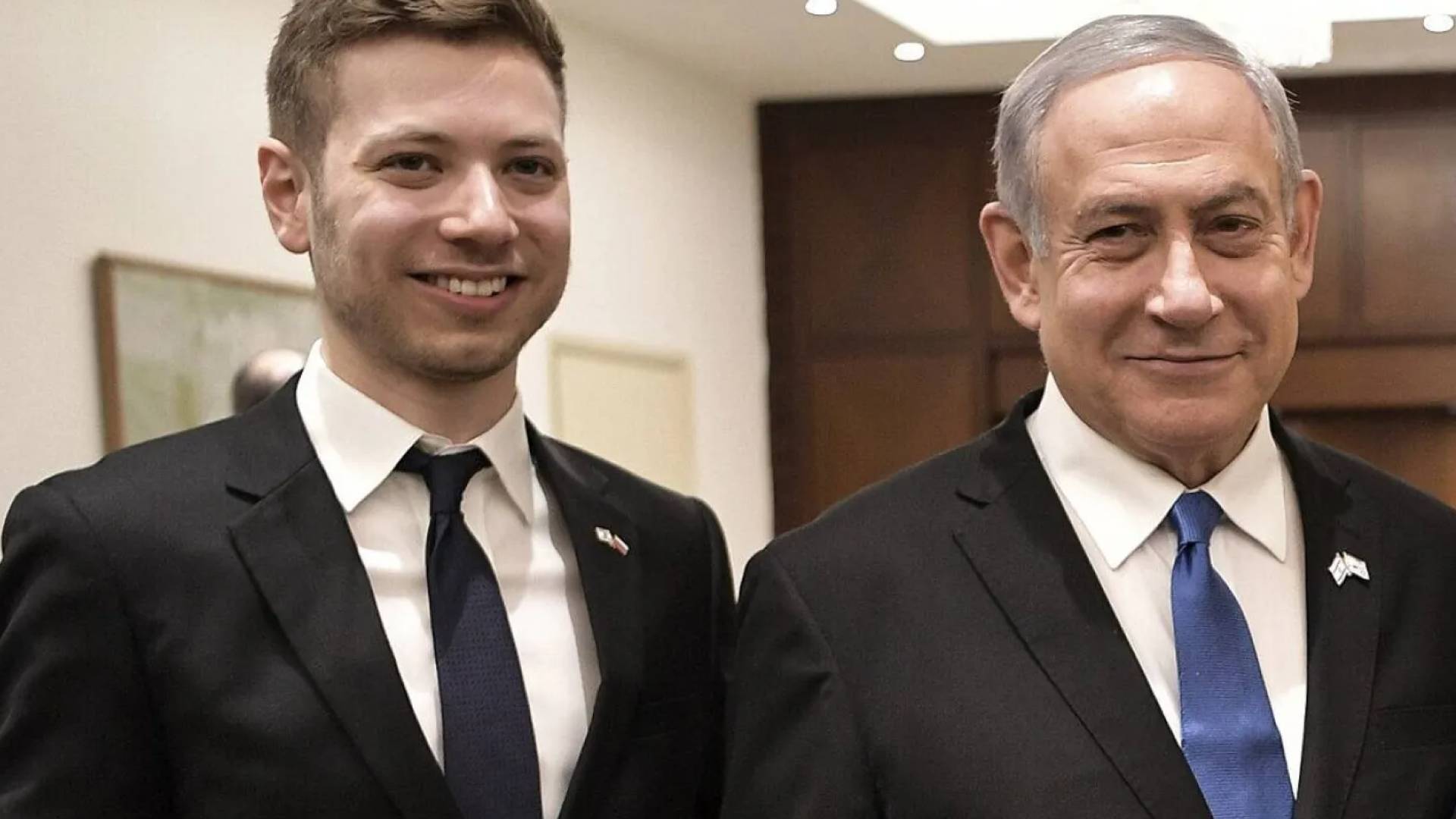 رئيس وزراء الاحتلال بنيامين نتنياهو وابنه يائير نتنياهو