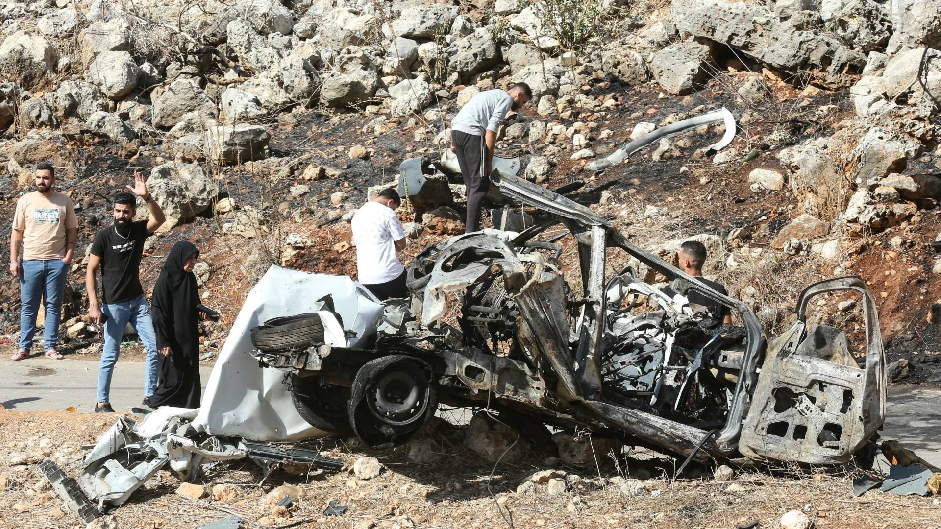 سيارة مدميرة اثر استهدافها بغارة للاحتلال على جنوب لبنان.. ارشيفية