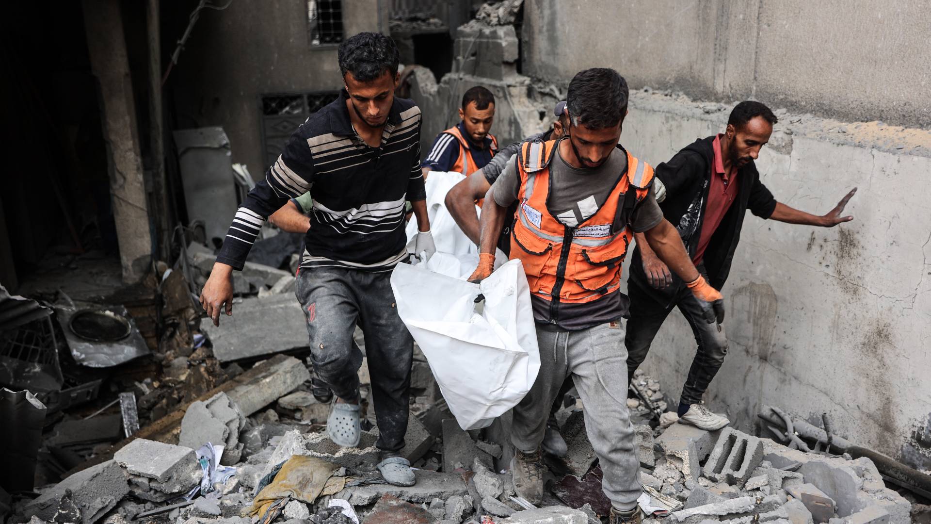 استخراج جثامين من تحت الأنقاض في غزة