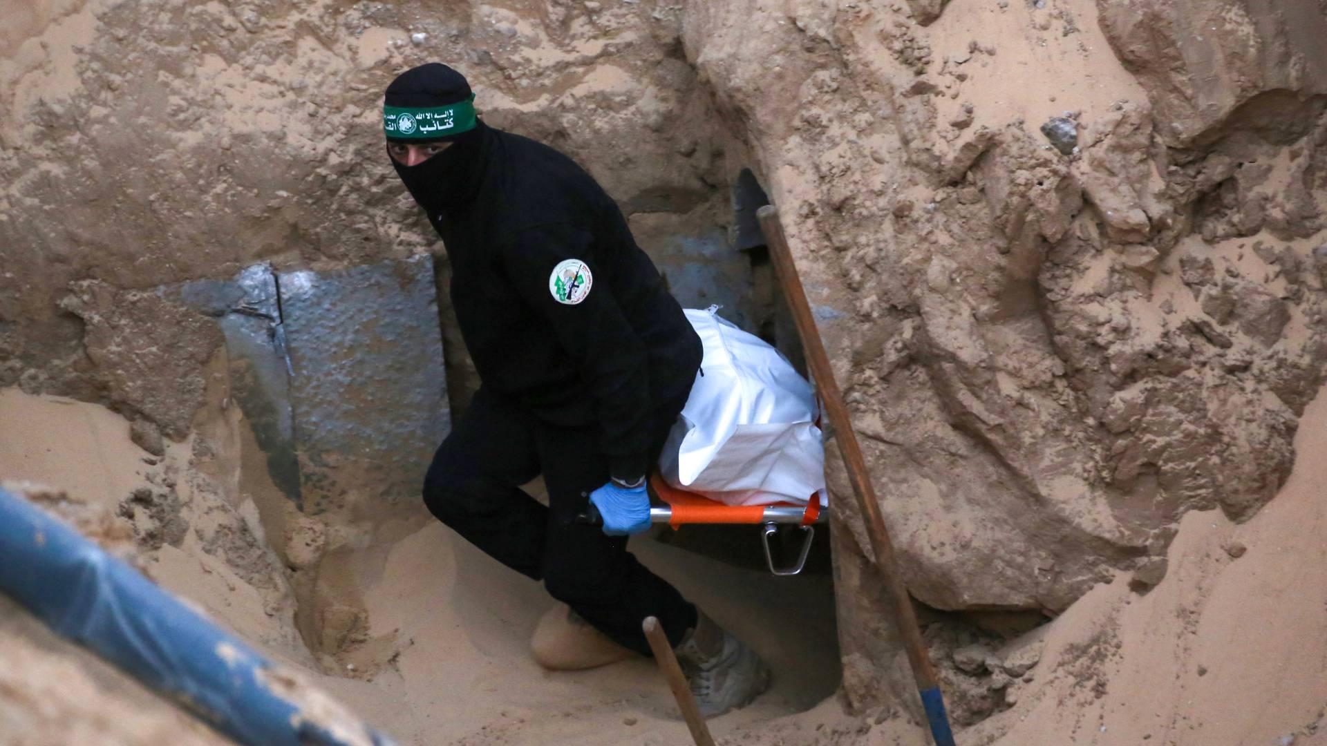 أحد عناصر المقاومة يخرج جثة من أحد الانفاق في قطاع غزة