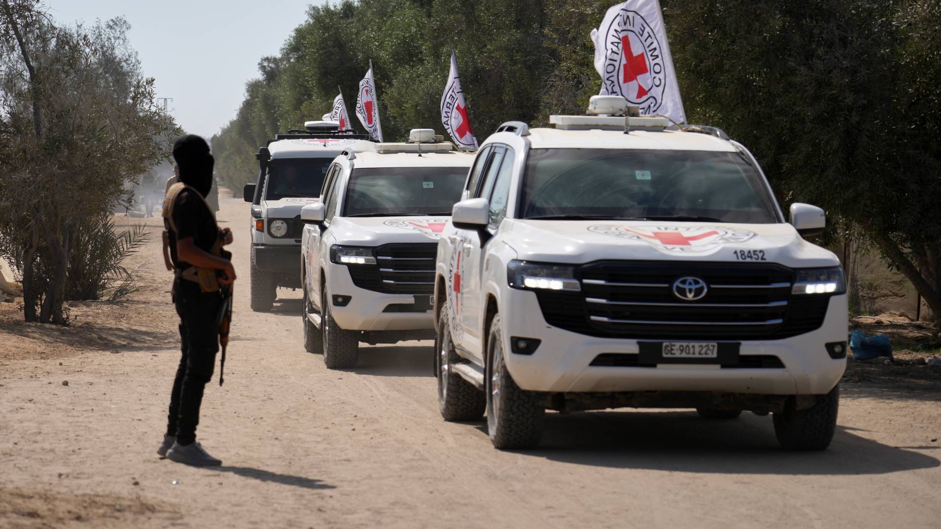 مركبات الصليب الأحمر وعنصر من كتائب القسام