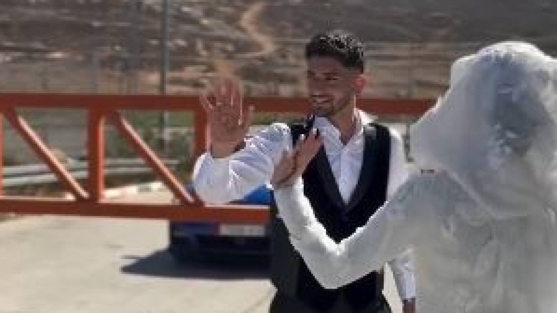 ريس فلسطيني يستقبل عروسه على إحدى حواجز بلدة سنجل شمال رام الله