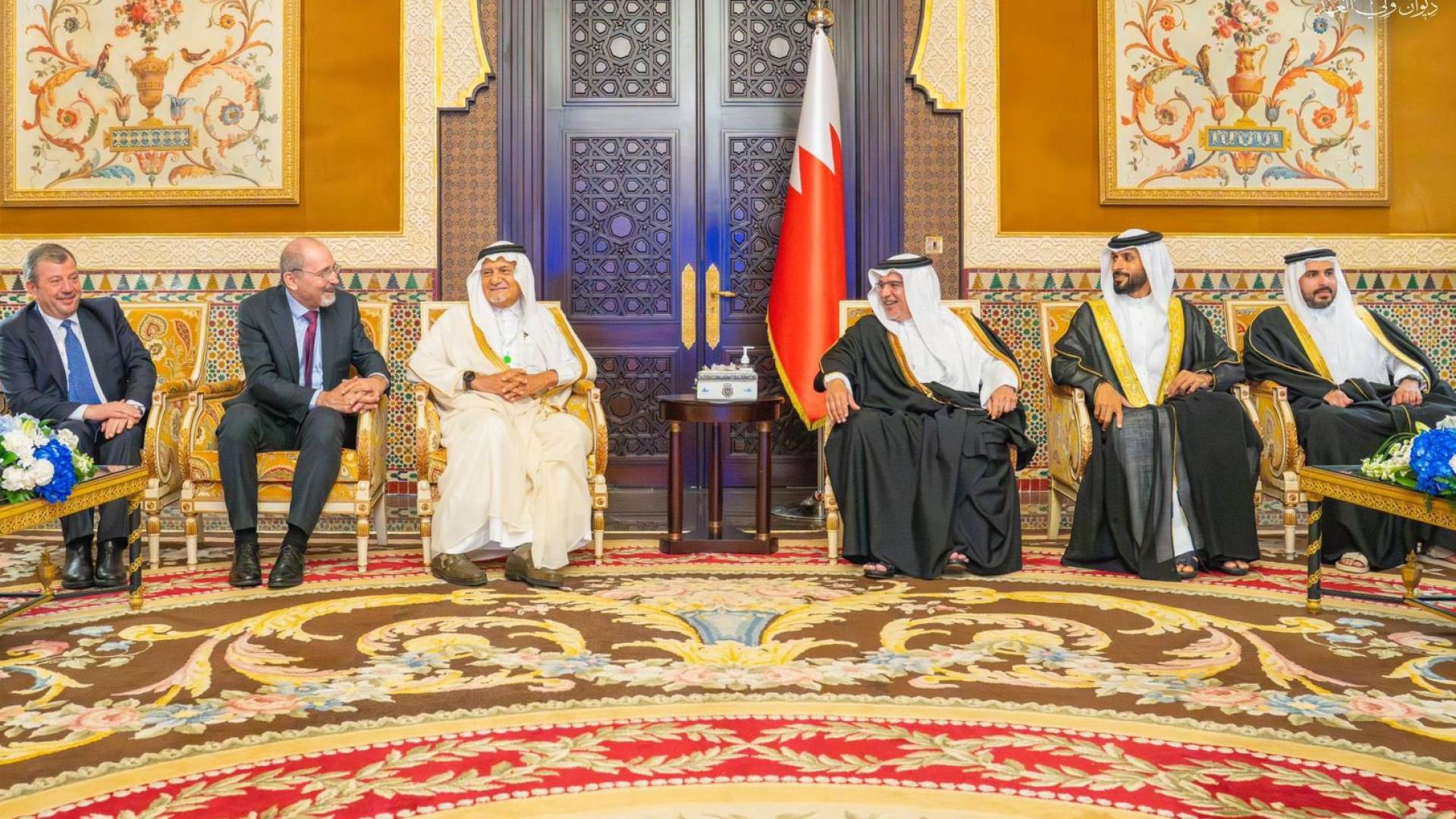 ولي العهد البحريني يستقبل الصفدي ورؤساء الوفود العربية على هامش حوار المنامة 2025