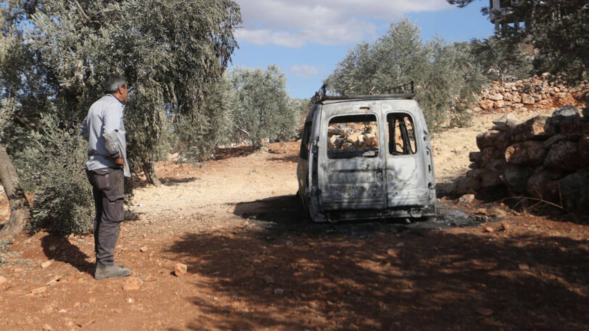 إعلام عبري: تصاعد هجمات "فتيان التلال" بالضفة الغربية والجيش "لا يتدخل"