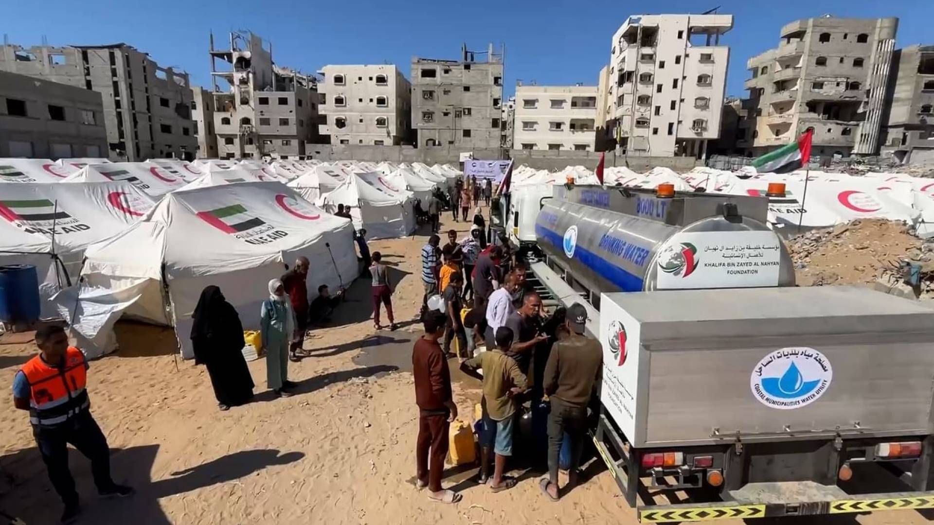 بدعم من وكالة الإمارات للمساعدات الدولية .. تسبير أكبر قافلة صهاريج مياه لدعم سكان شمال غزة ضمن مبادرة "الفارس الشهم"