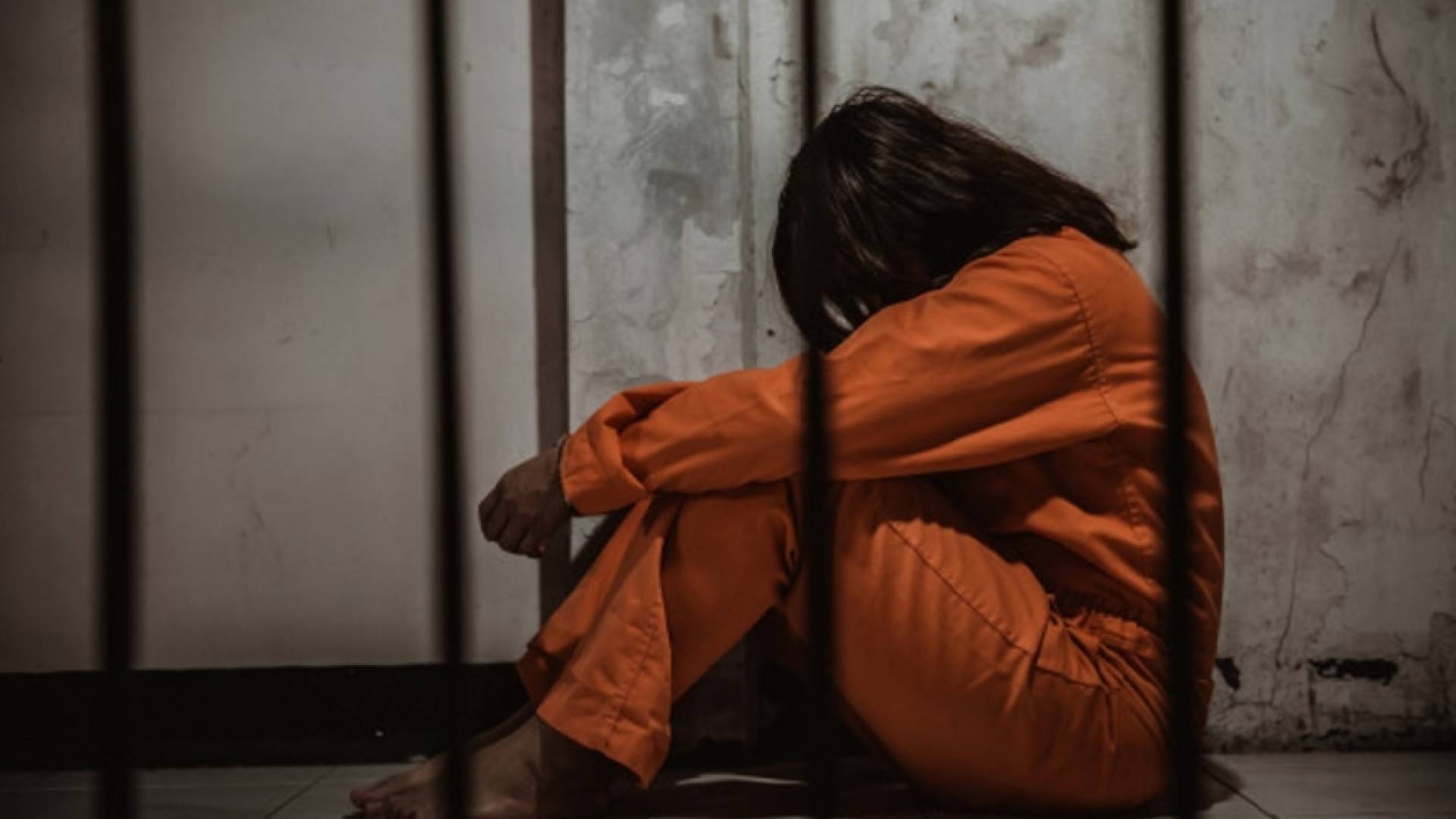 جنايات الكبرى: الحبس 20 عاما بالأشغال لزوجة أنهت حياة زوجها خنقا وحرقا في عمان