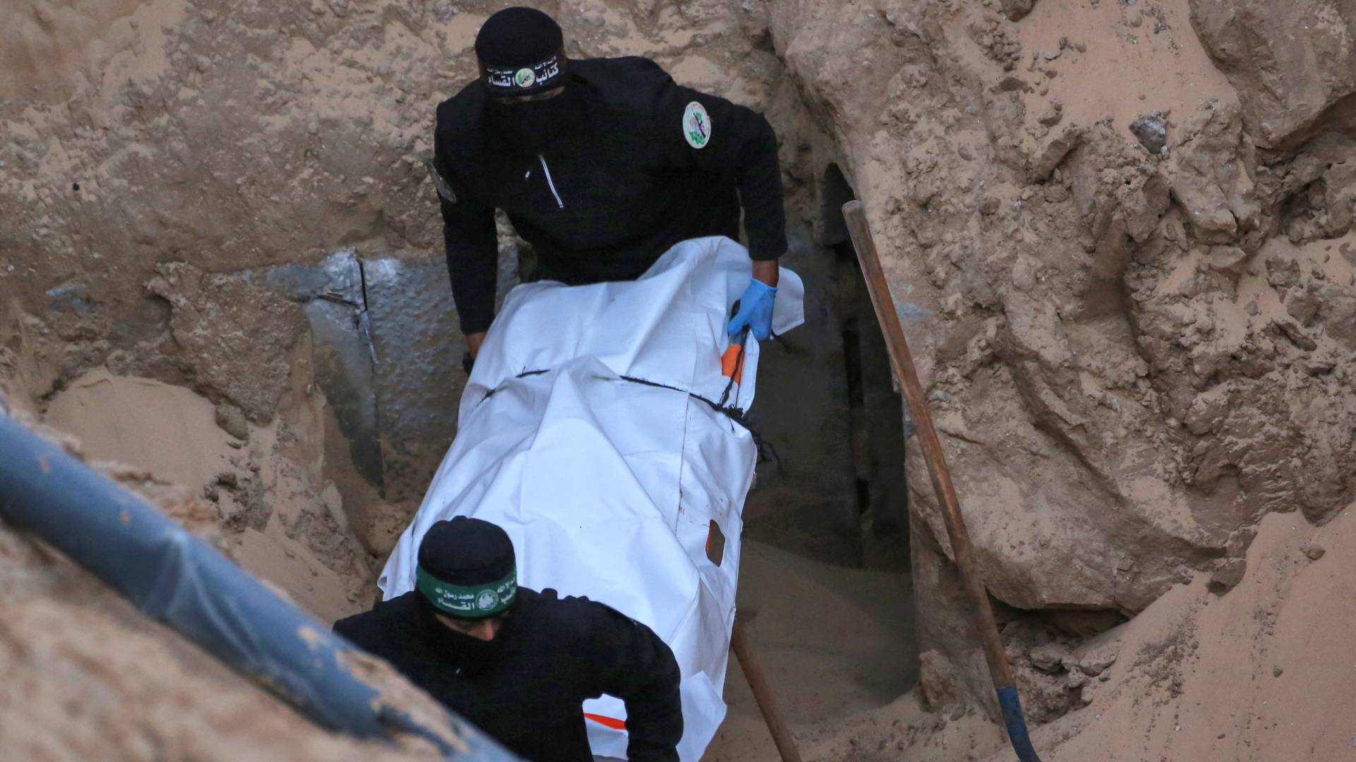 عناصر من القسام ينتشلون جثة أحد المحتجزين