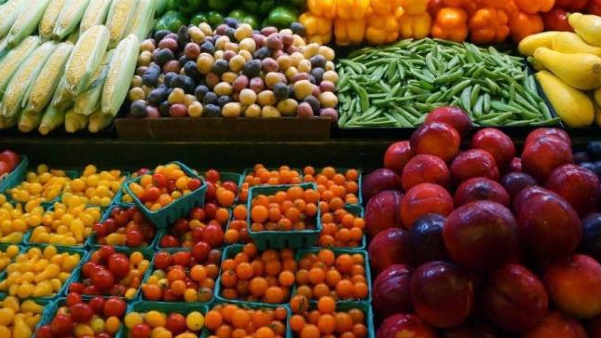 مراسل "رؤيا" يرصد أسعار سوق الزرقاء: استقرار البندورة عند 1.5 دينار