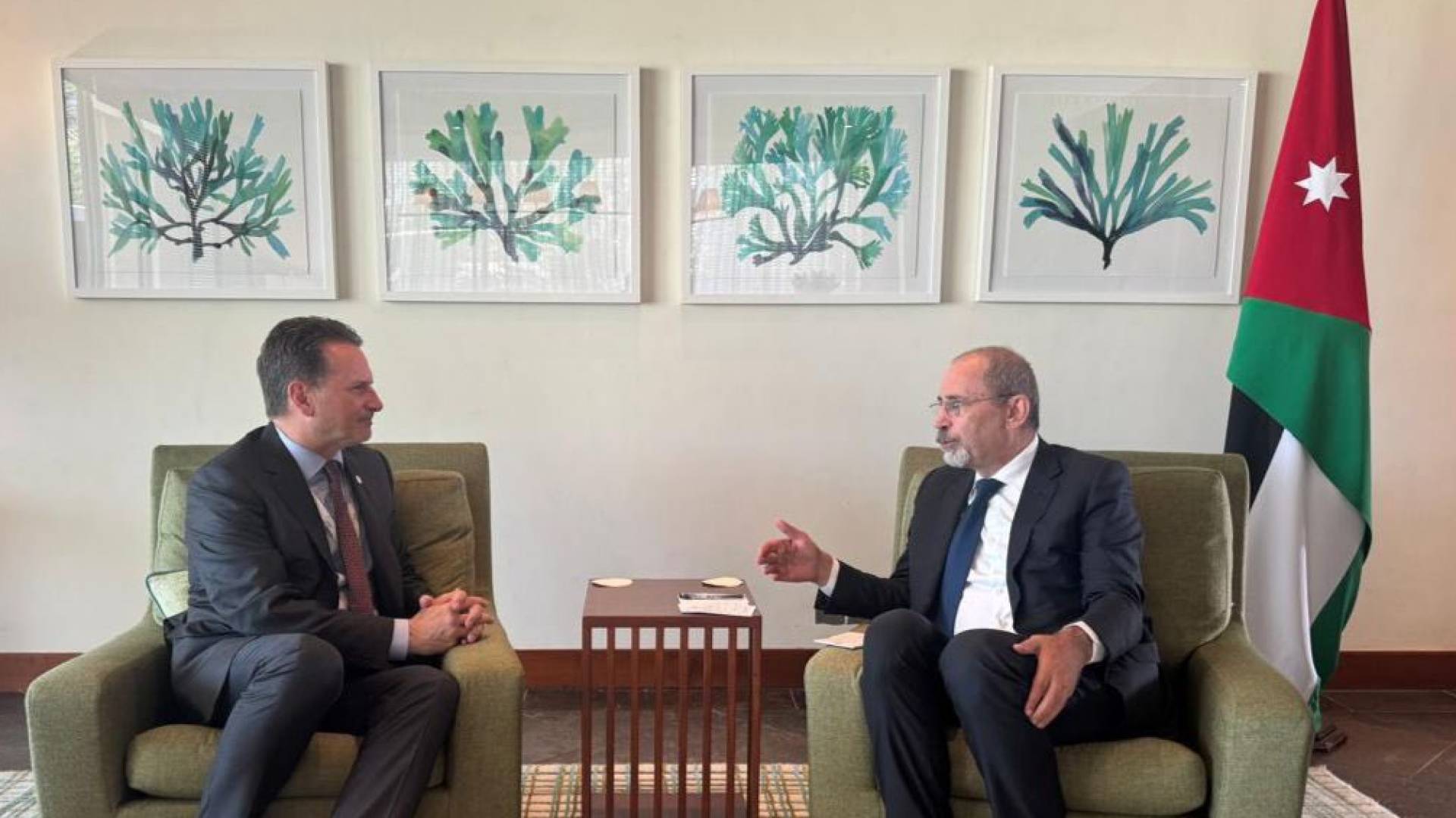 ووزير الخارجية وشؤون المغتربين أيمن الصفدي  و المدير العام للجنة الدولية للصليب الأحمر بيير كراهنبول