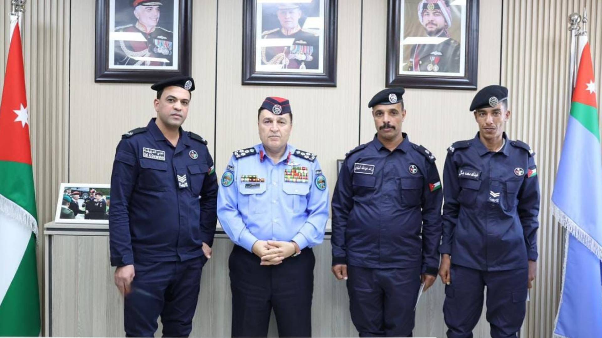 تقديرا لـ "شجاعتهم".. تكريم طاقم دورية نجدة أنقذ سيدة وأطفالها من مركبة مشتعلة بالمفرق