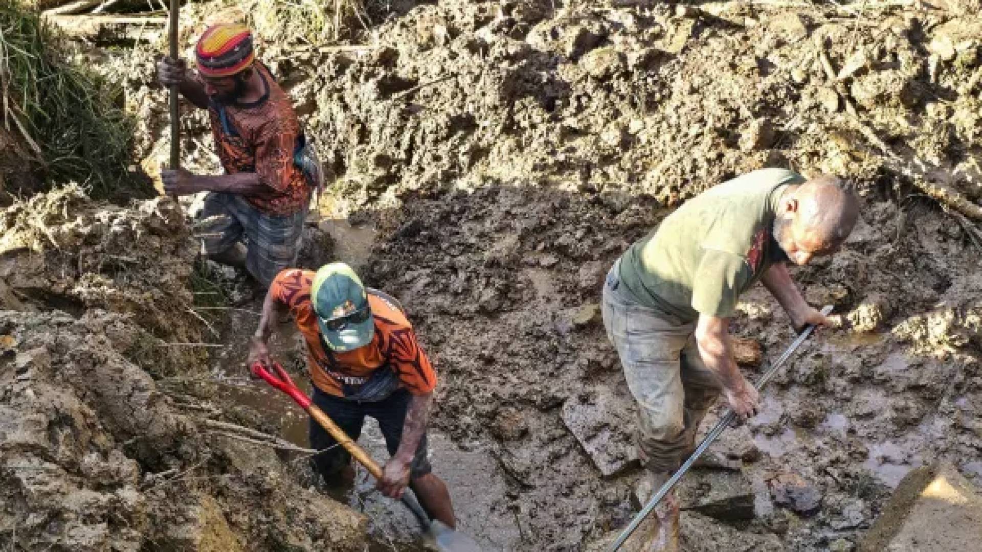 مأساة انزلاق التربة في كينيا: 21 قتيلا وأكثر من 30 مفقودا.. وعمليات الإنقاذ تتوقف ليلا بسبب الفياضانات