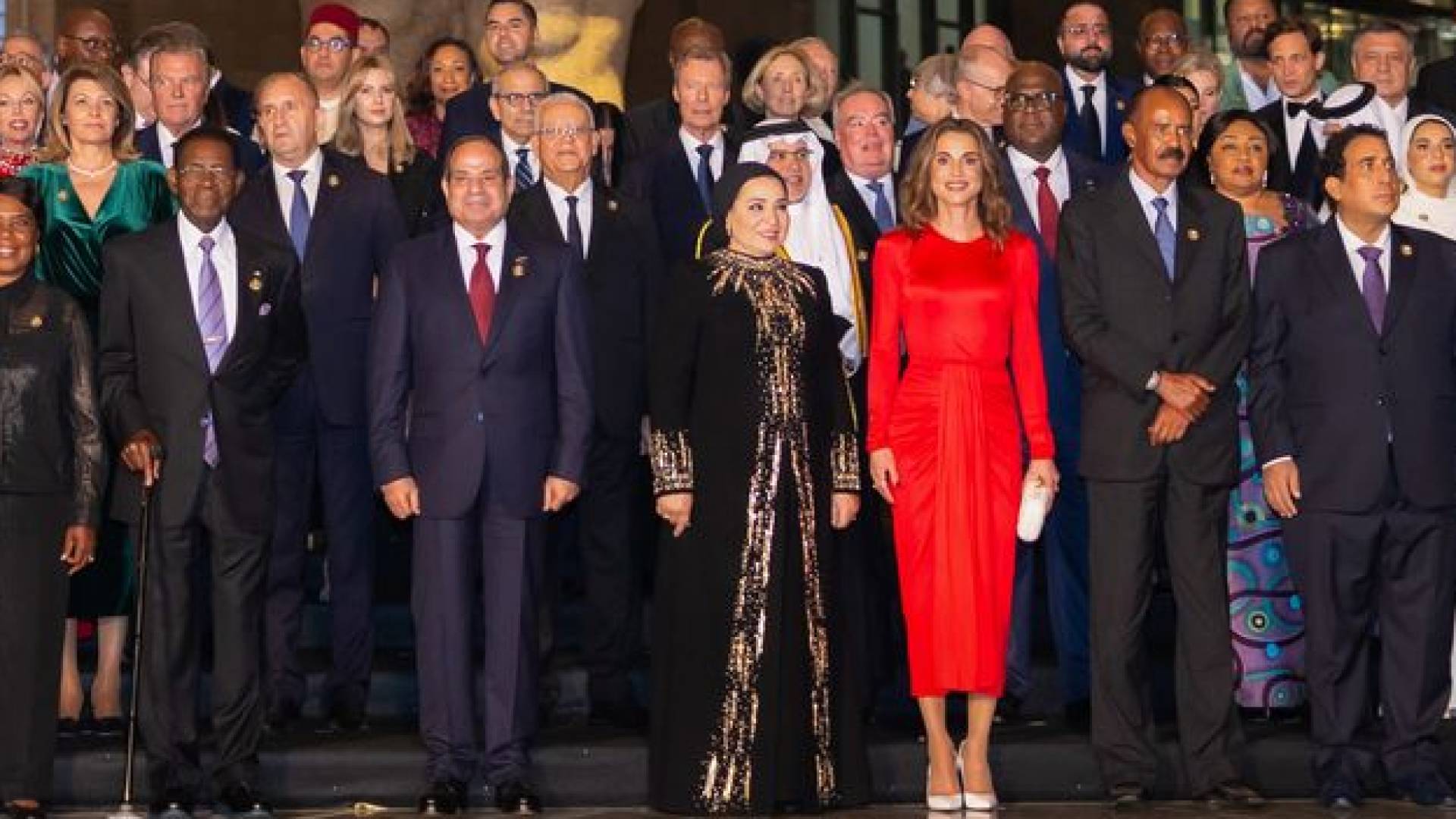 مندوبة عن جلالة الملك.. الملكة رانيا تحضر افتتاح المتحف المصري الكبير