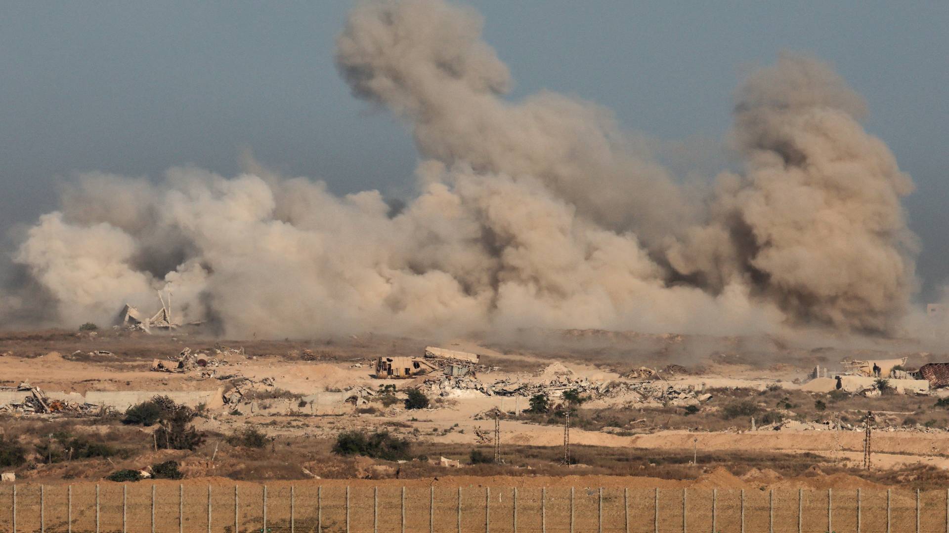 قوات الاحتلال تشن غارات جوية وأحزمة نارية تستهدف رفح جنوبي قطاع غزة