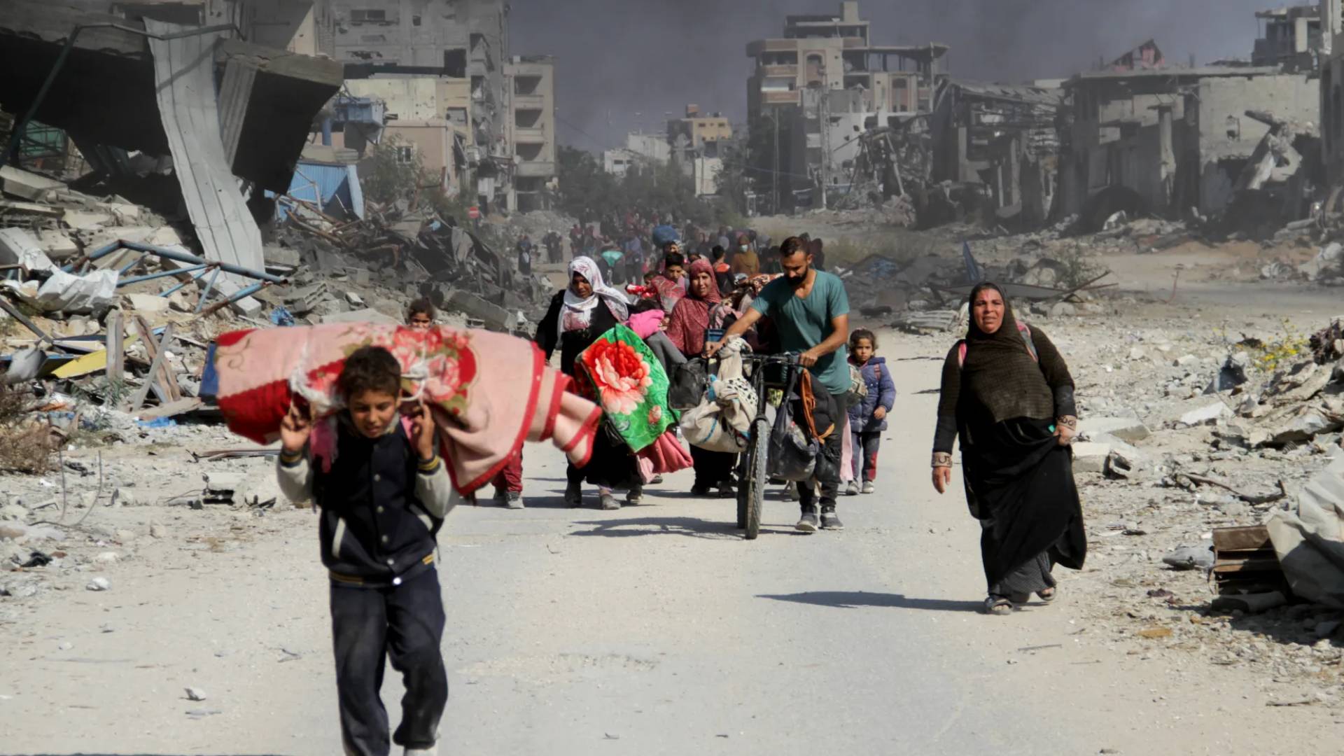 فلسطينيون ينزحون من منطقة لأخرى في قطاع غزة .. ارشيفية