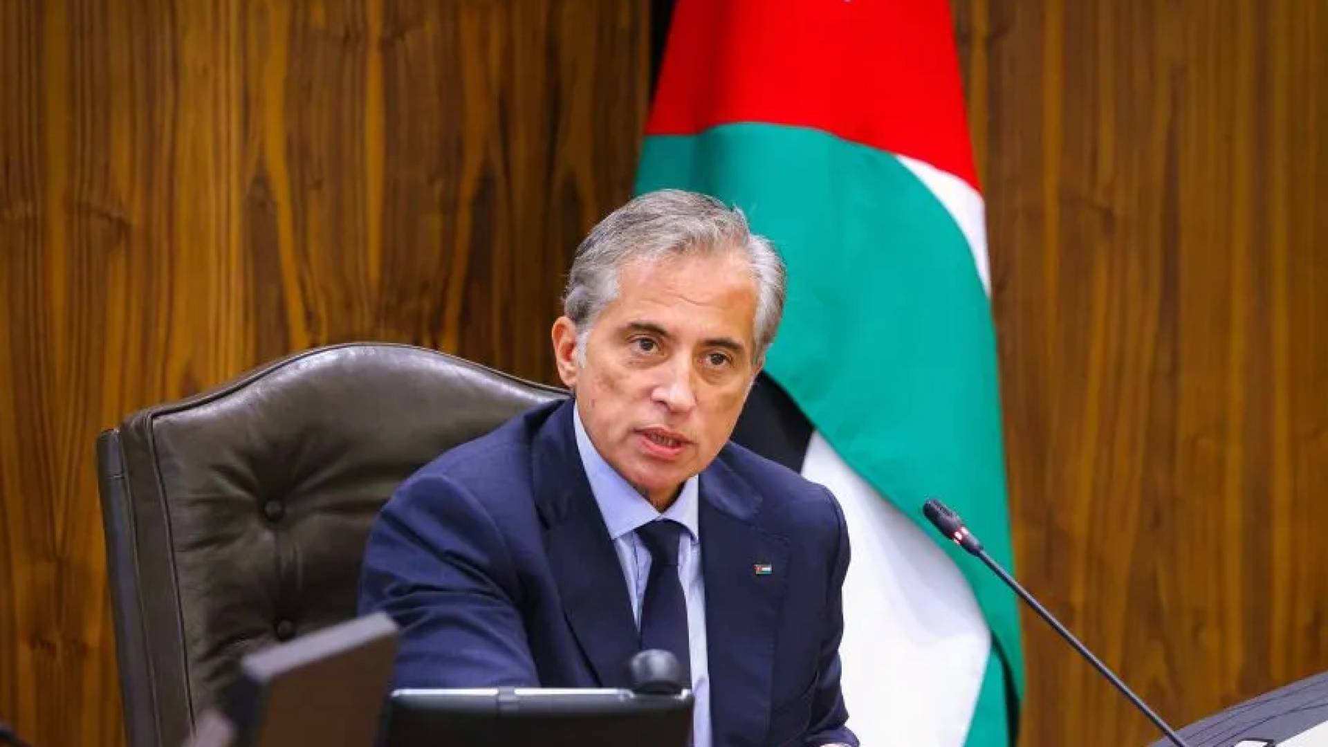 رئيس الوزراء يؤكد: نهج الحكومة يرتكز على العمل الميداني.. وتلفريك الكرك قريبا