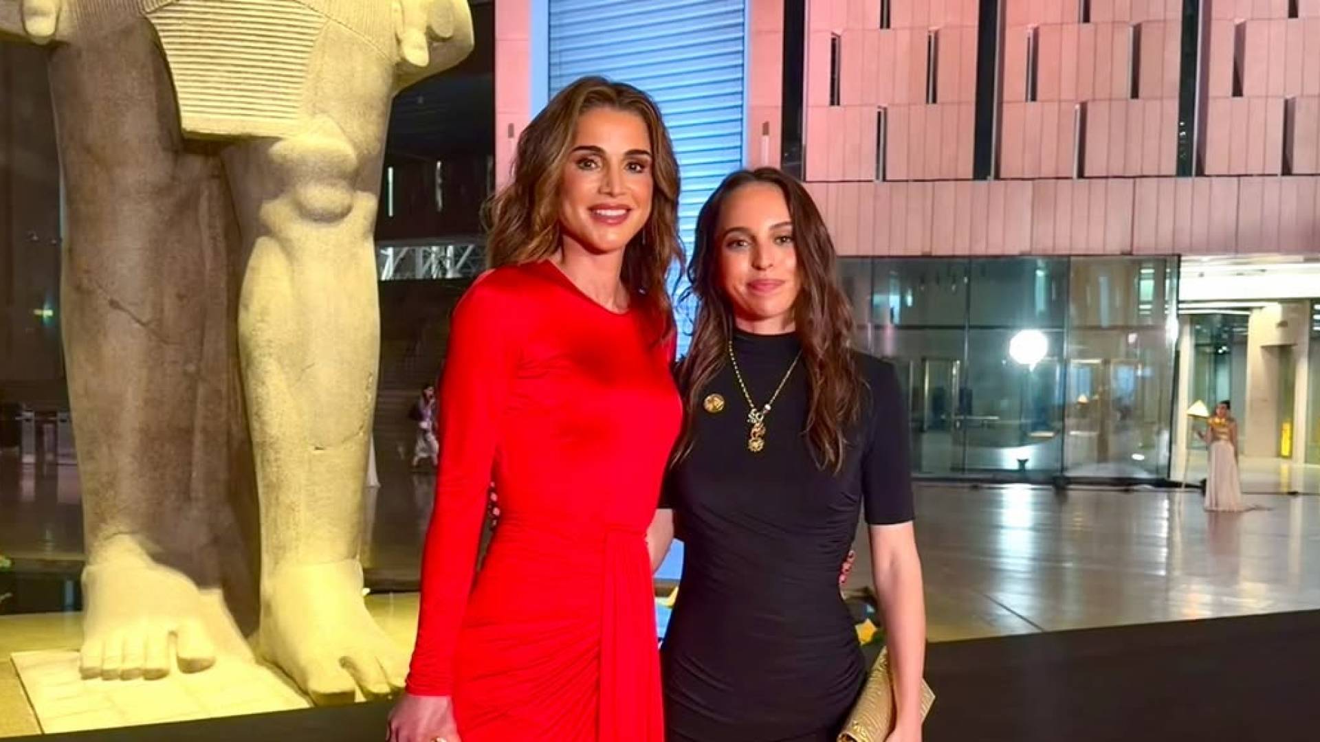 الملكة رانيا تشارك صورة عبر "إنستجرام" مع الأميرة سلمى وتعلق: "أحلى رحلة عبر الزمن مع حبيبتي"