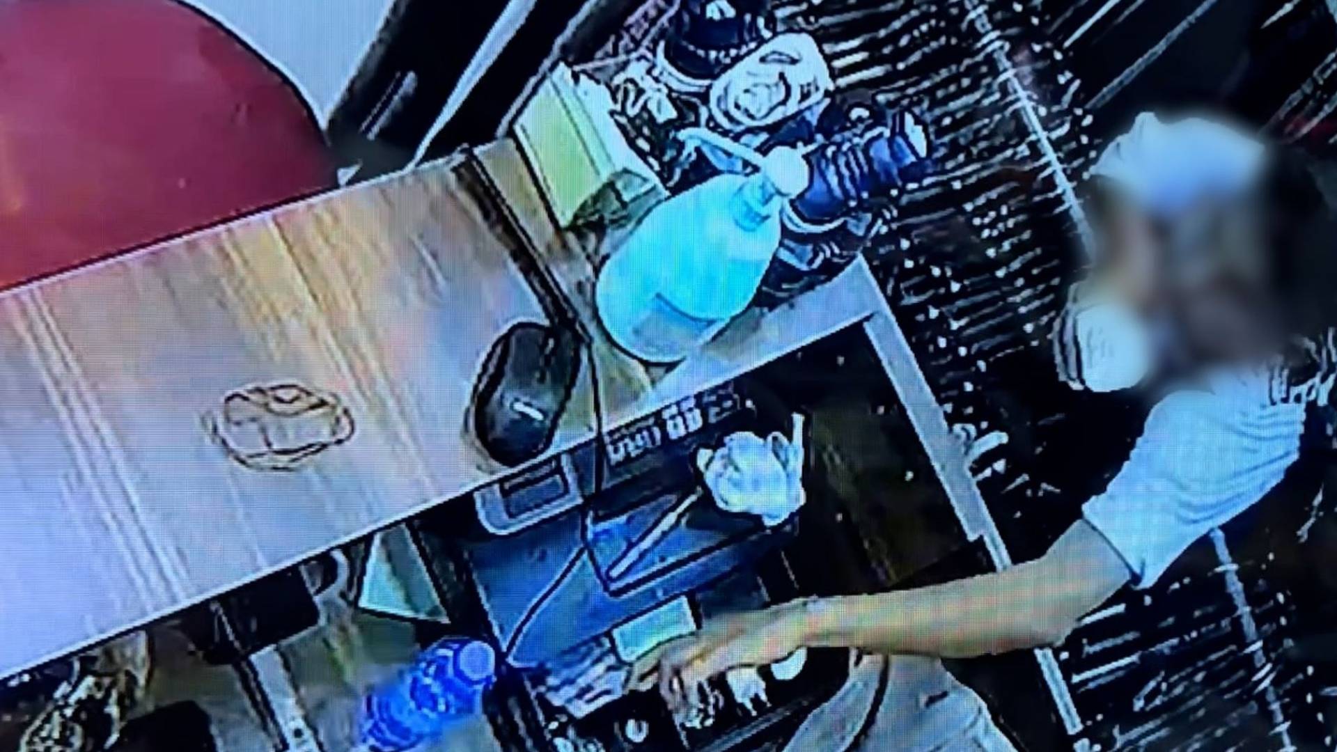 كاميرات مراقبة ترصد حدثا يسرق 50 دينارا