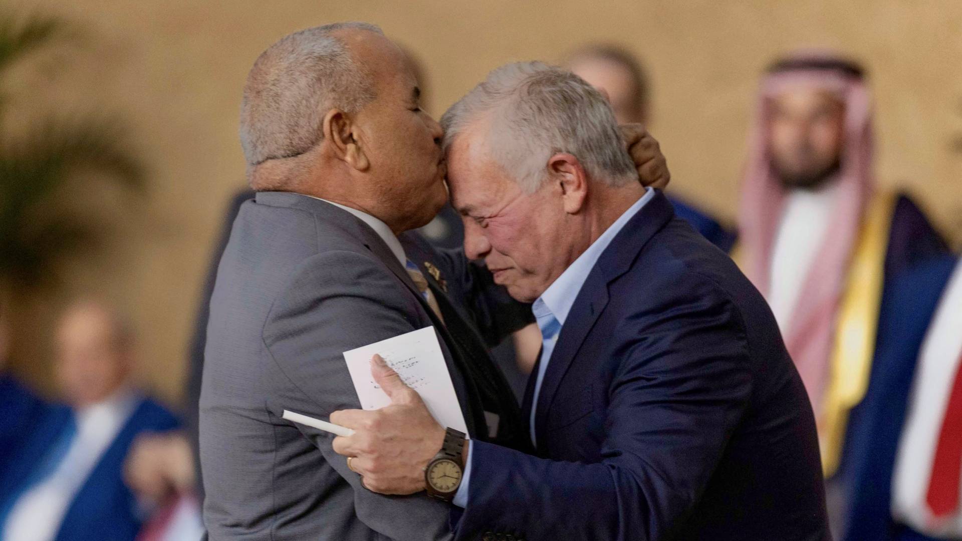 بالفيديو.. أردني يقبل جبين جلالة الملك أثناء زيارته محافظة الكرك