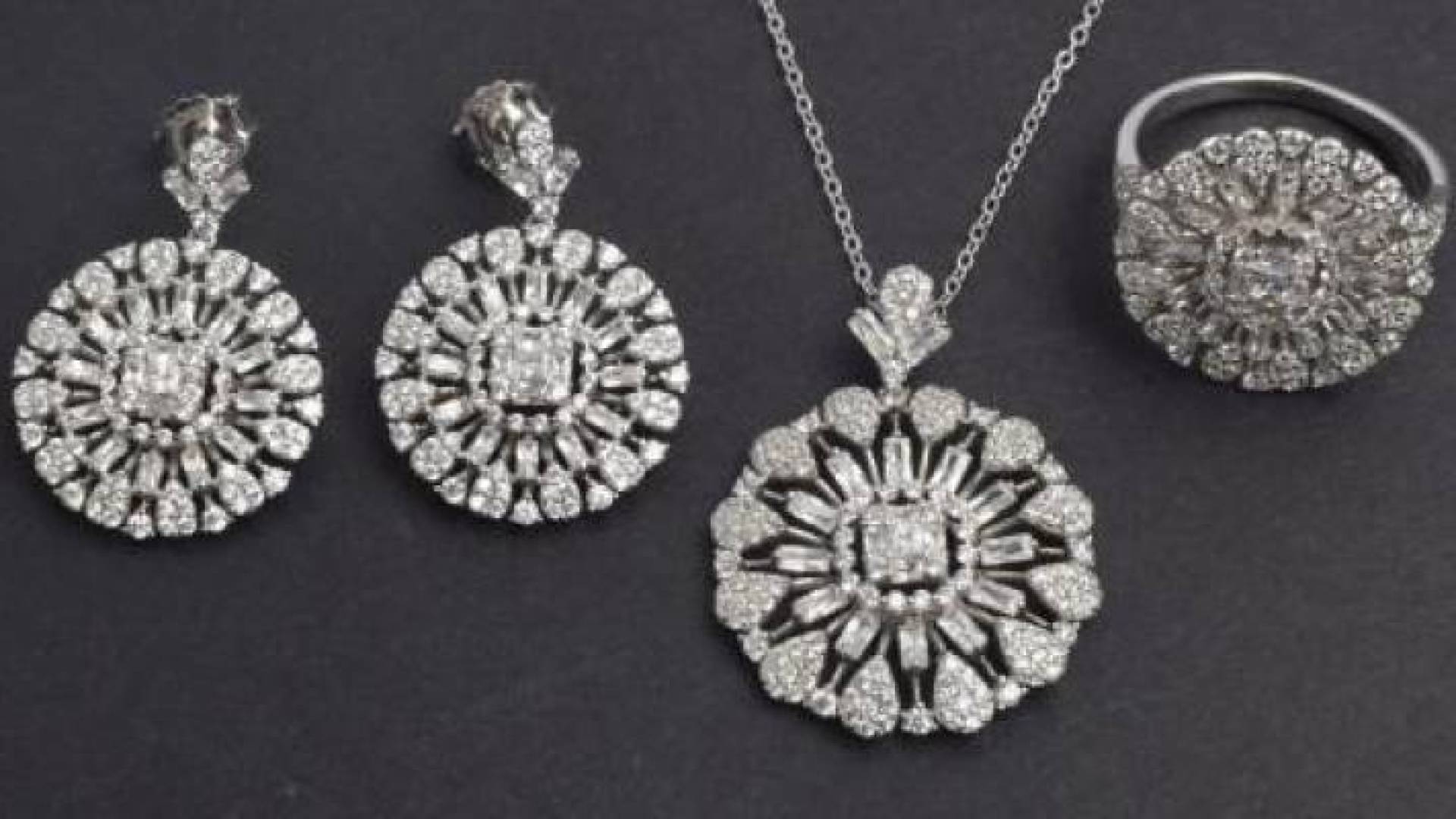 الفضة ترتد وتستعيد 48.47 دولارا بعد اختبار قاع 47.80 دولار