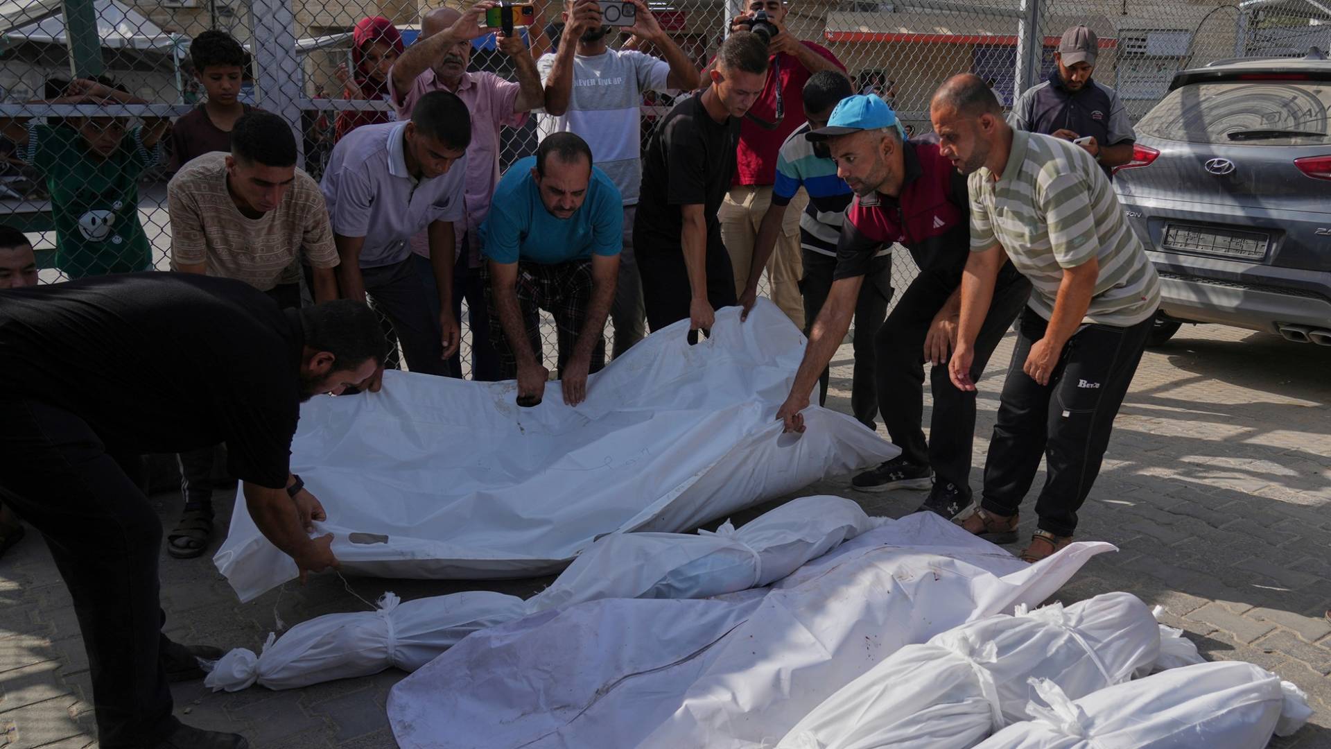 الصليب الأحمر ينقل جثامين شهداء انتشلهم من تحت الانقاض