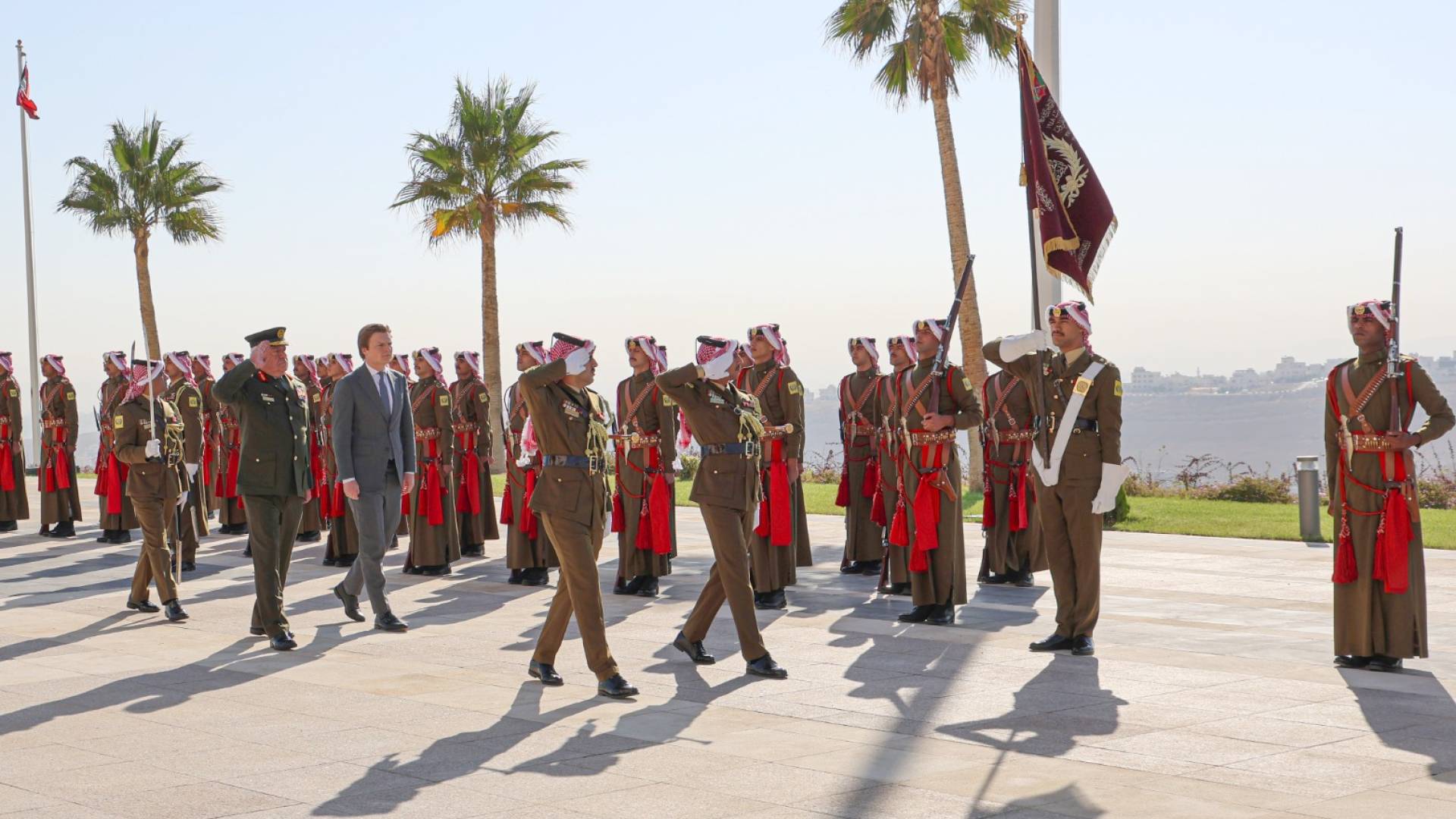 رئيس هيئة الأركان المشتركة اللواء الركن يوسف أحمد الحنيطي ووزير الدفاع الهولندي روبن بريكلمانز