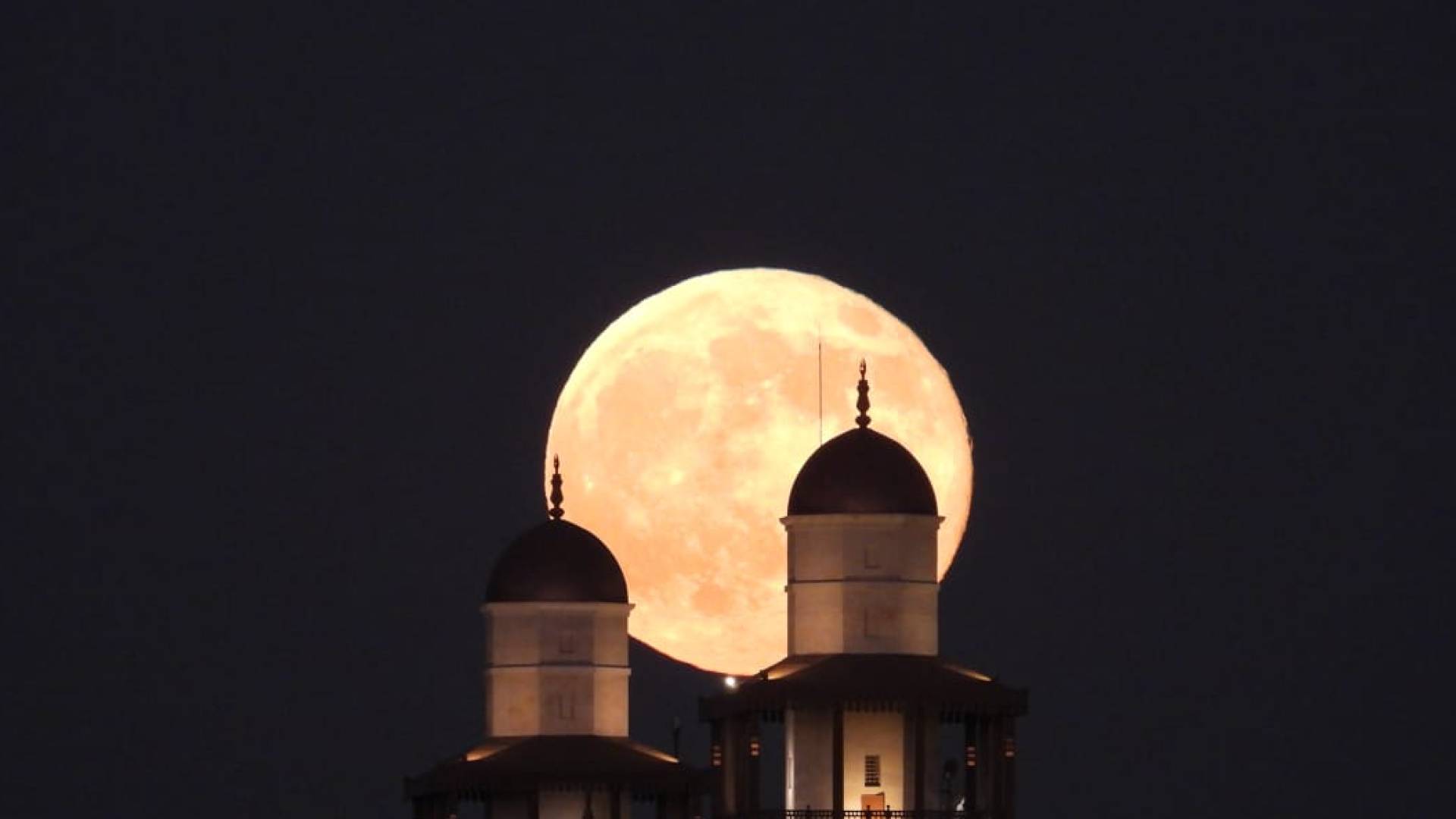 البدر العملاق-أرشيفية