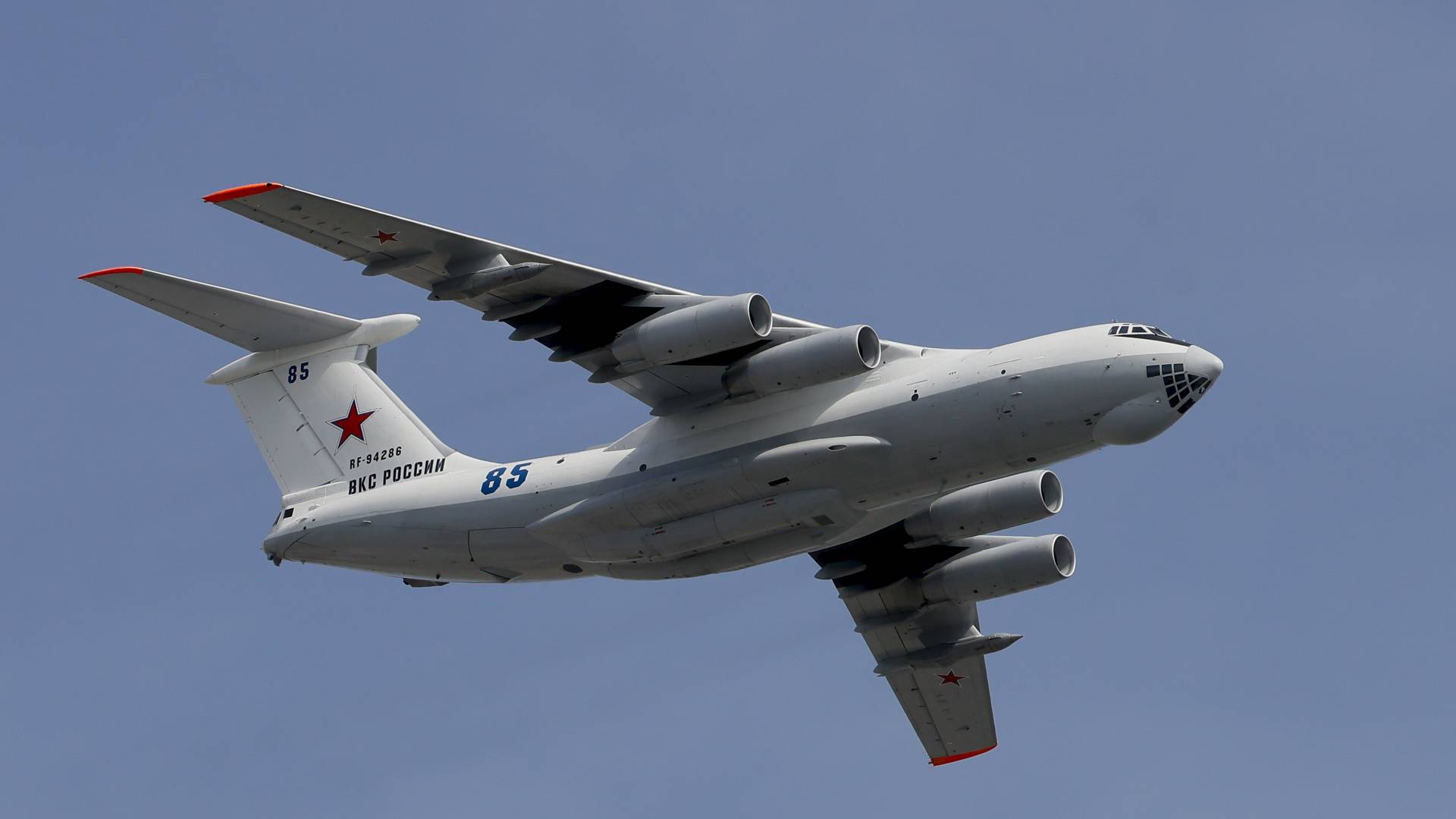 رحلات عسكرية روسية سرية إلى طهران تثير الشكوك حول تزويد إيران بأنظمة دفاع متقدمة