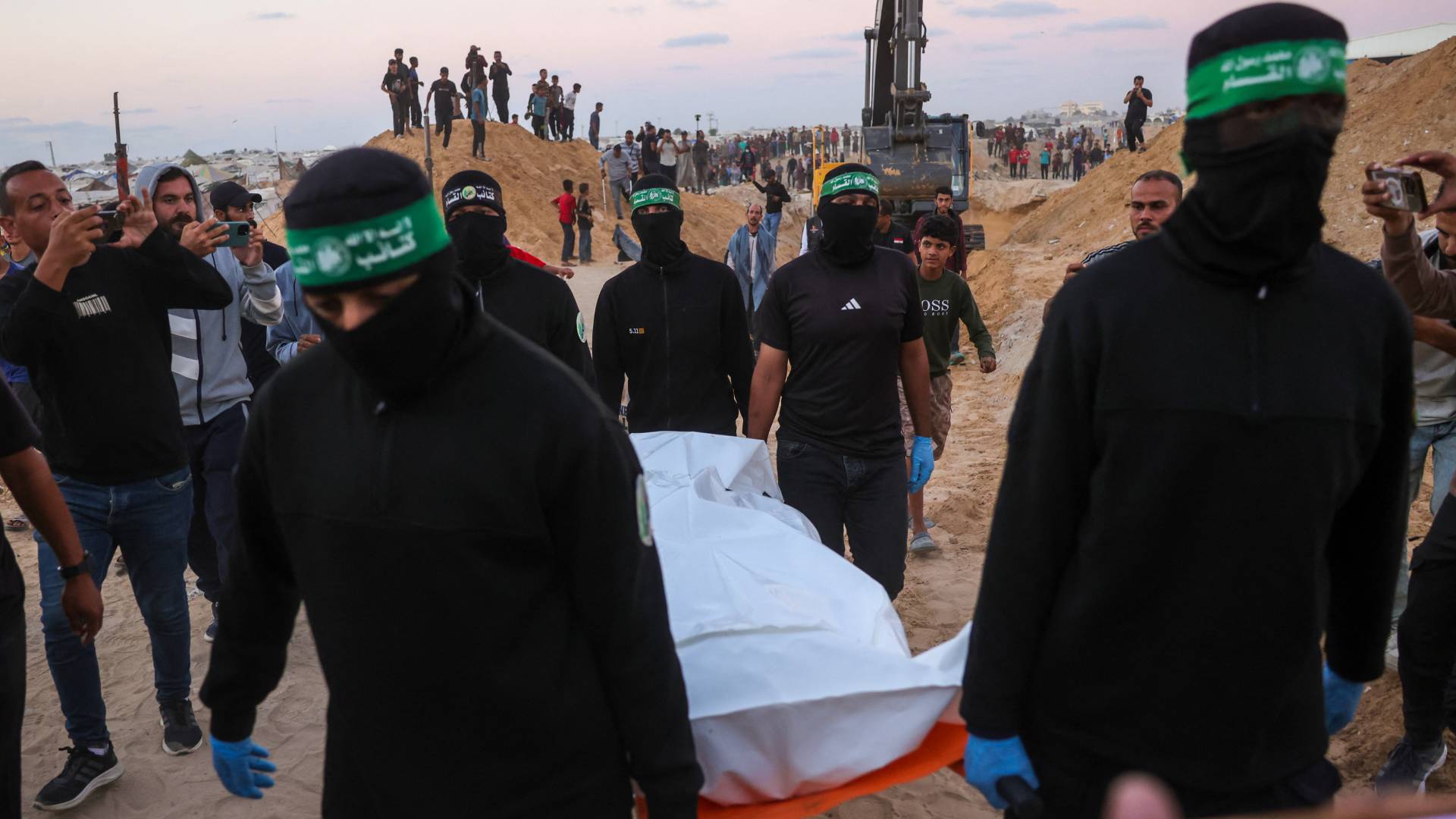 انتشال جثة احد المحتجزين.. ارشيفية