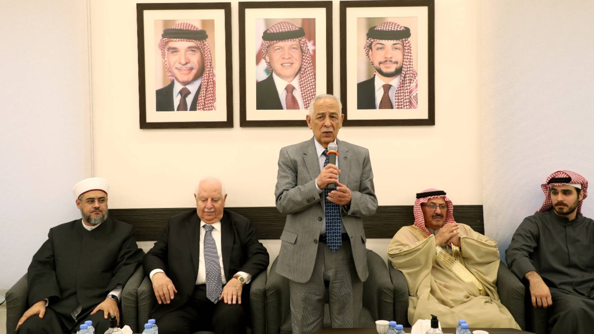 مندوبا عن الملك وولي العهد.. العيسوي يعزي آل السعدون