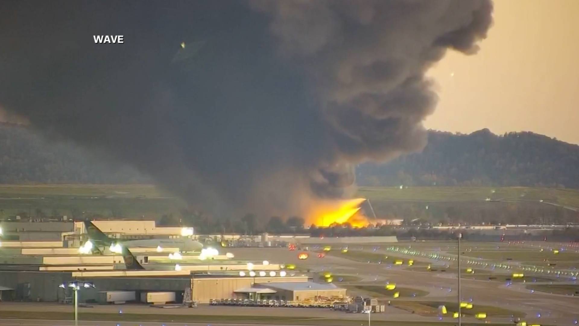 إصابات بتحطم طائرة شحن في مطار لويزفيل الدولي بولاية كنتاكي الأمريكية