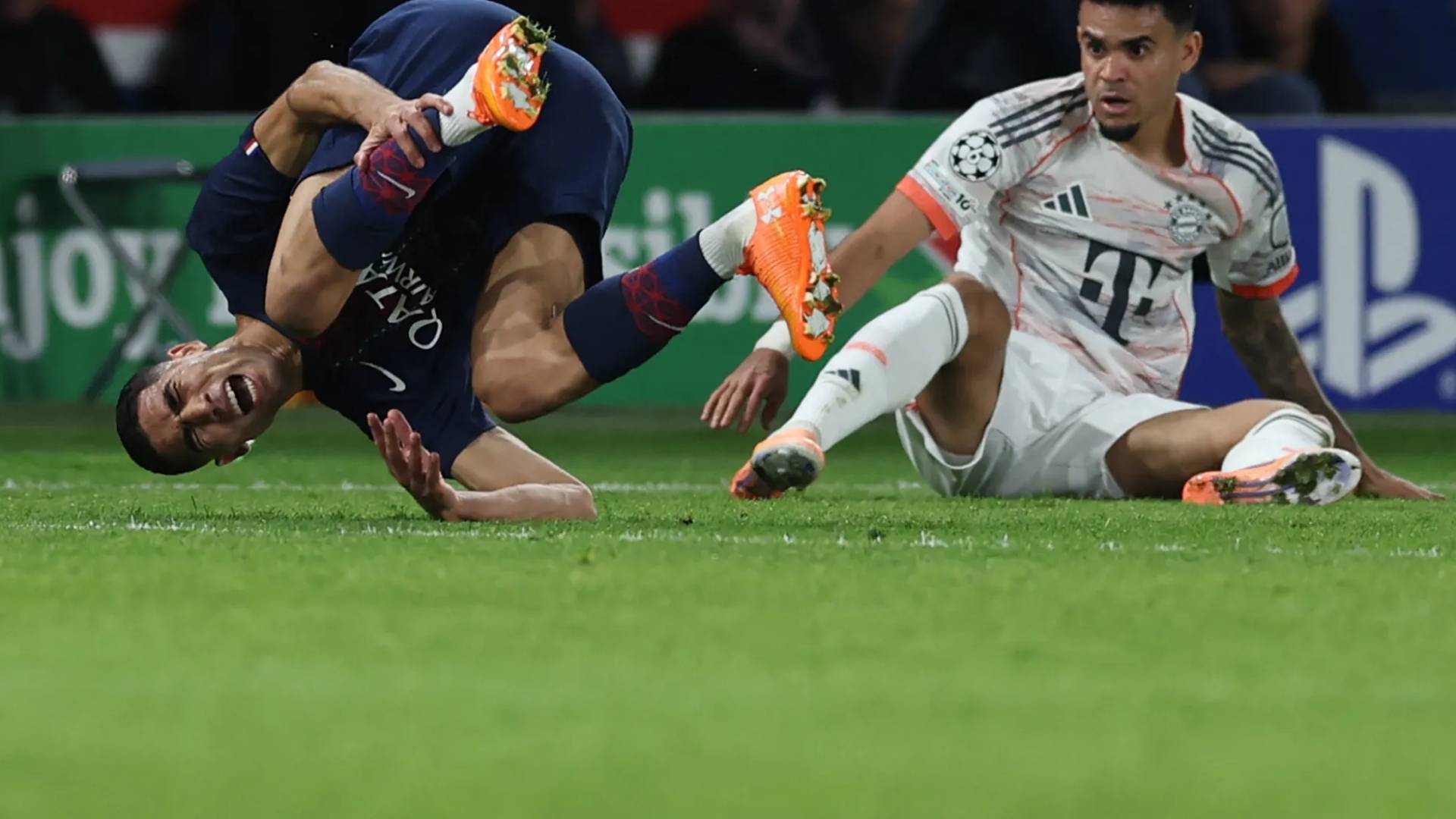 حكيمي يغادر موقعة ميونخ باكيا وقلق "أسود الأطلس" يبلغ ذروته