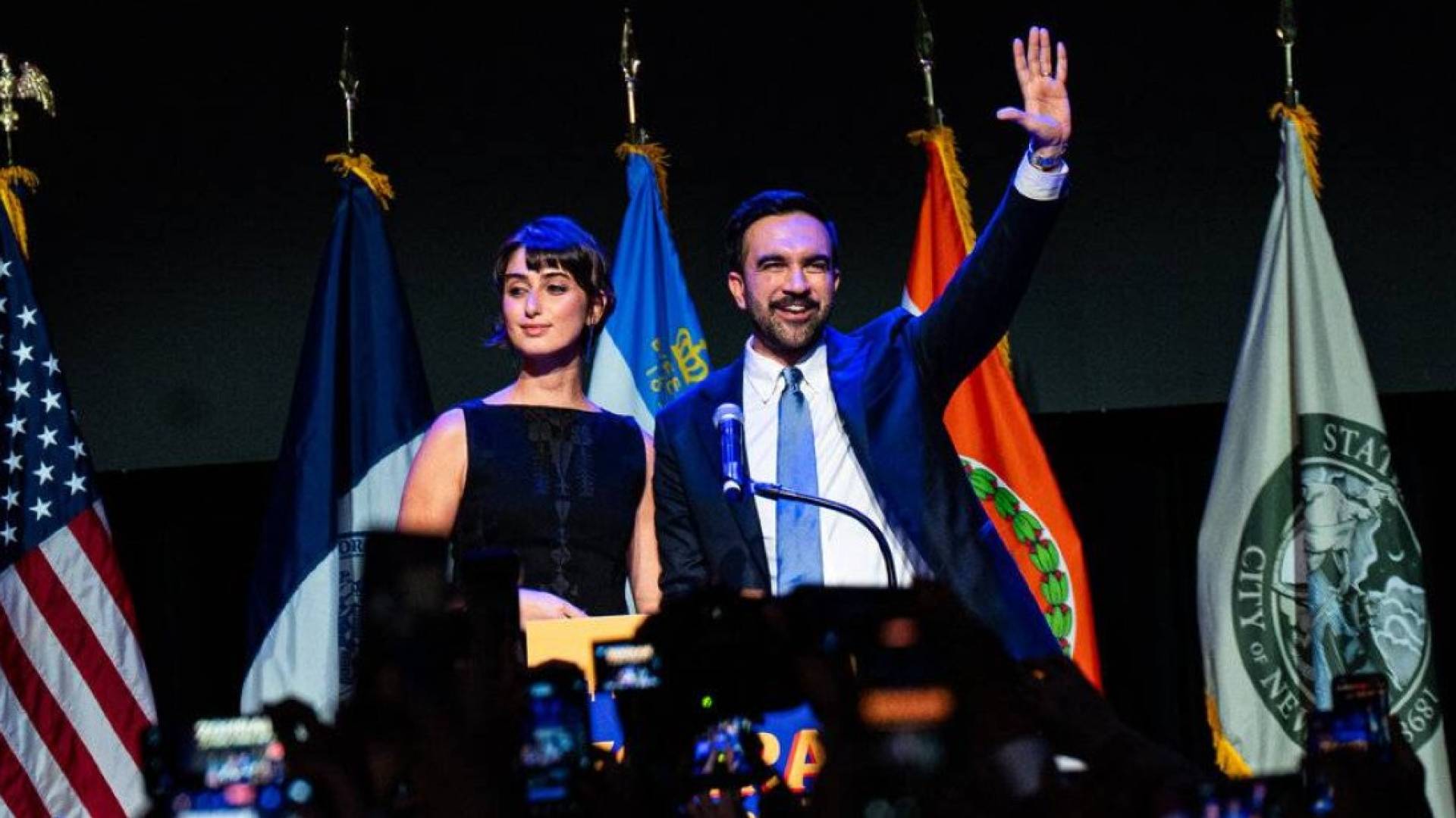 من هي راما دواجي.. الفنانة السورية وشريكة نجاح عمدة نيويورك الجديد ممداني؟