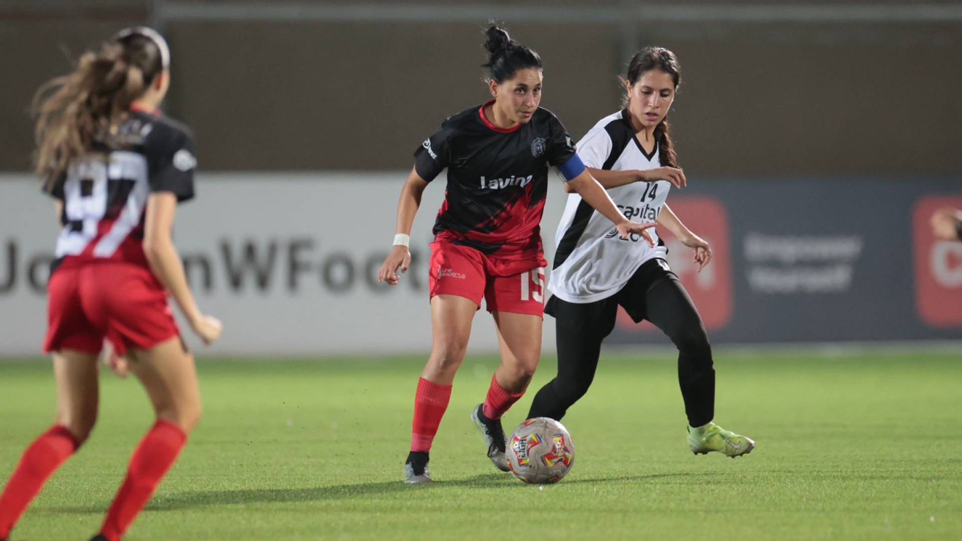 قائدة فريق الاتحاد مي سويلم تتخطى إحدى لاعبات الأرثوذكسي