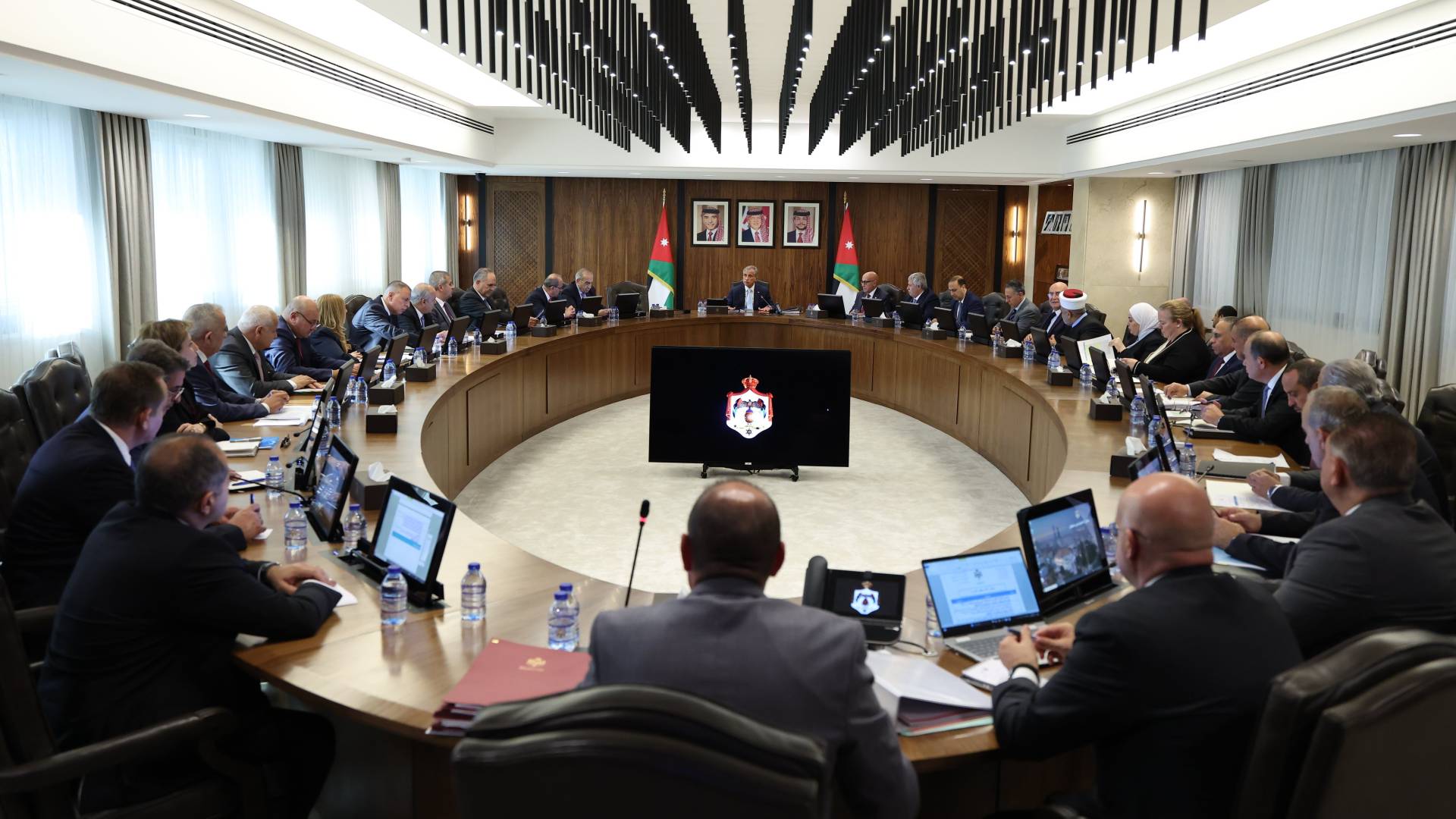 مجلس الوزراء يصدر سلسلة قرارت جديدة مهمة للأردنيين - فيديو