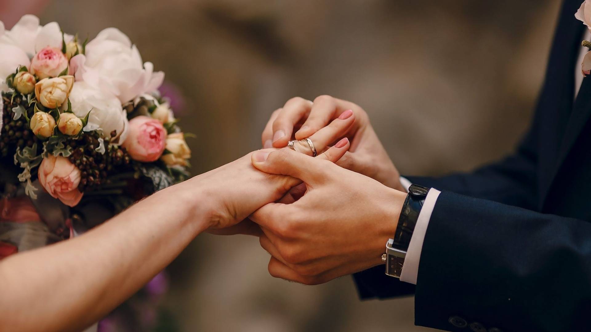 "كابوس ليلة العمر ".. عريس يطالب فندقا بـ 100 ألف درهم تعويضا عن ارتفاع حرارة قاعة الزفاف