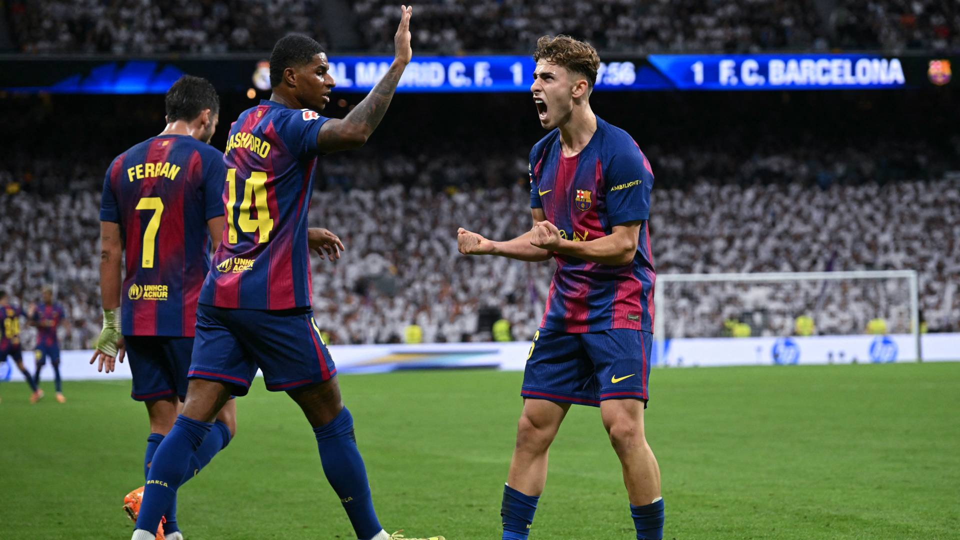 نجوم برشلونة يحتفلون بهدف سابق