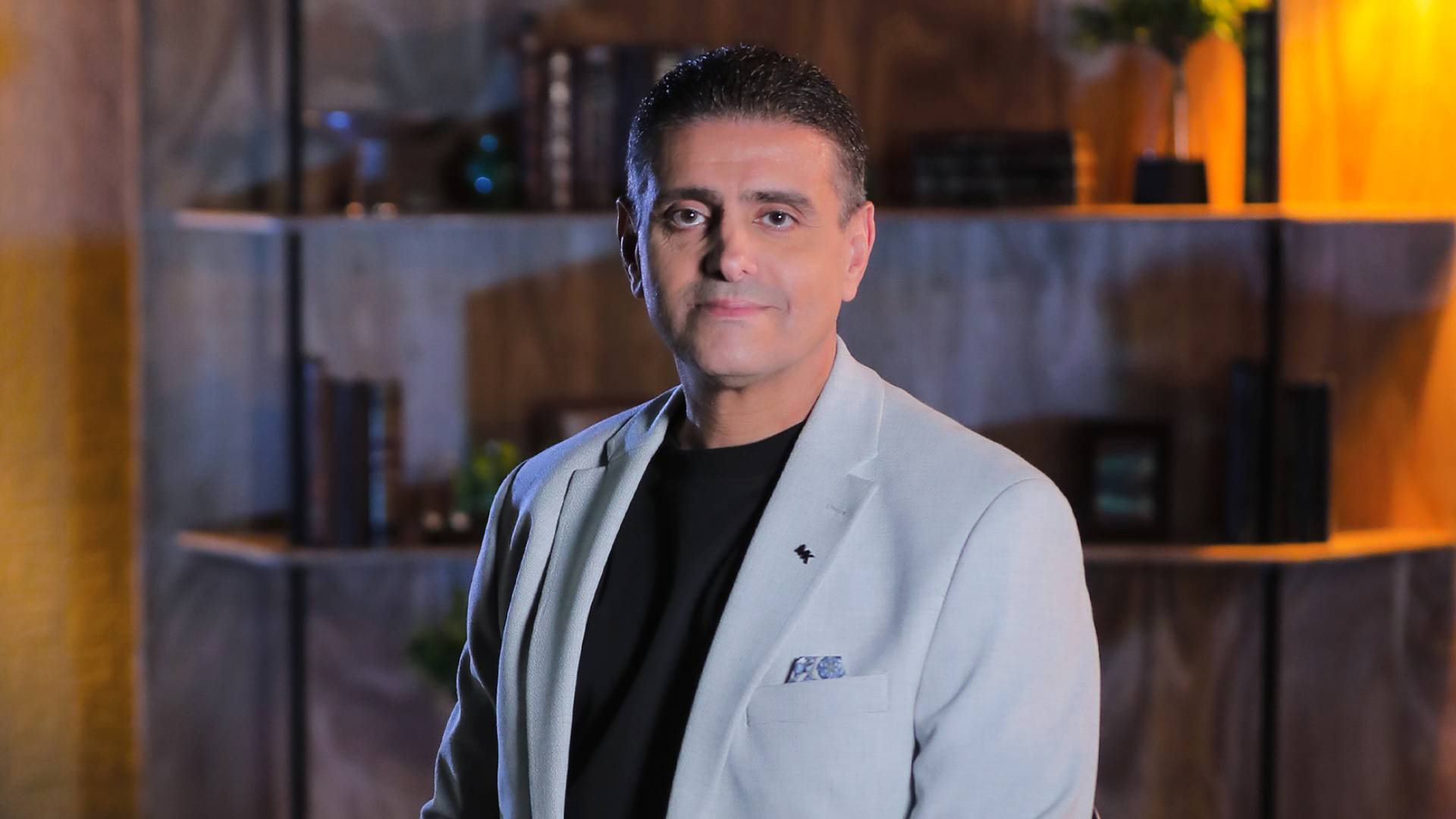 مقدم برنامج بين قوسين أشرف قرطام