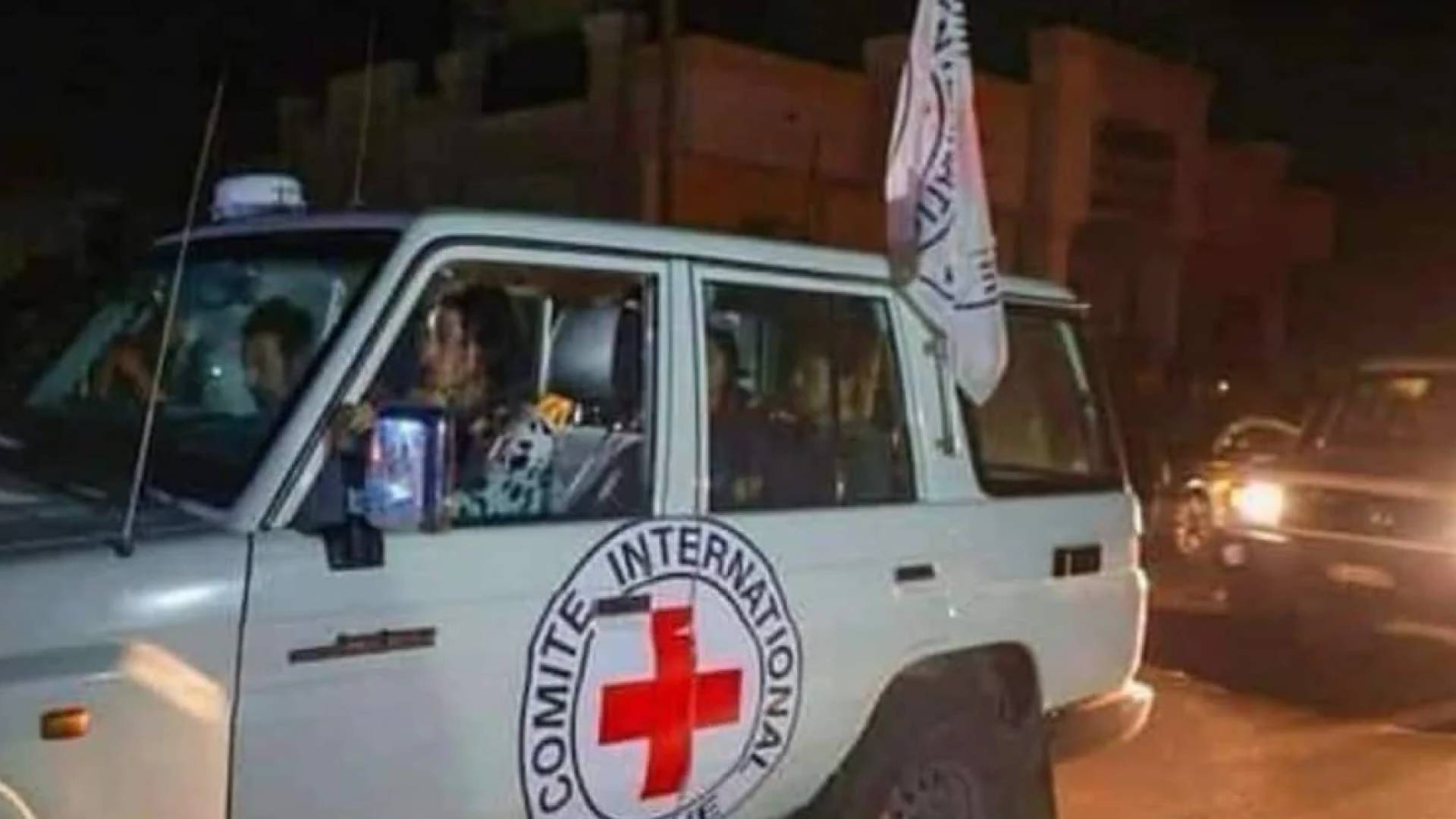 مركبة للصليب الأحمر تنقل محتجزين من قطاع غزة